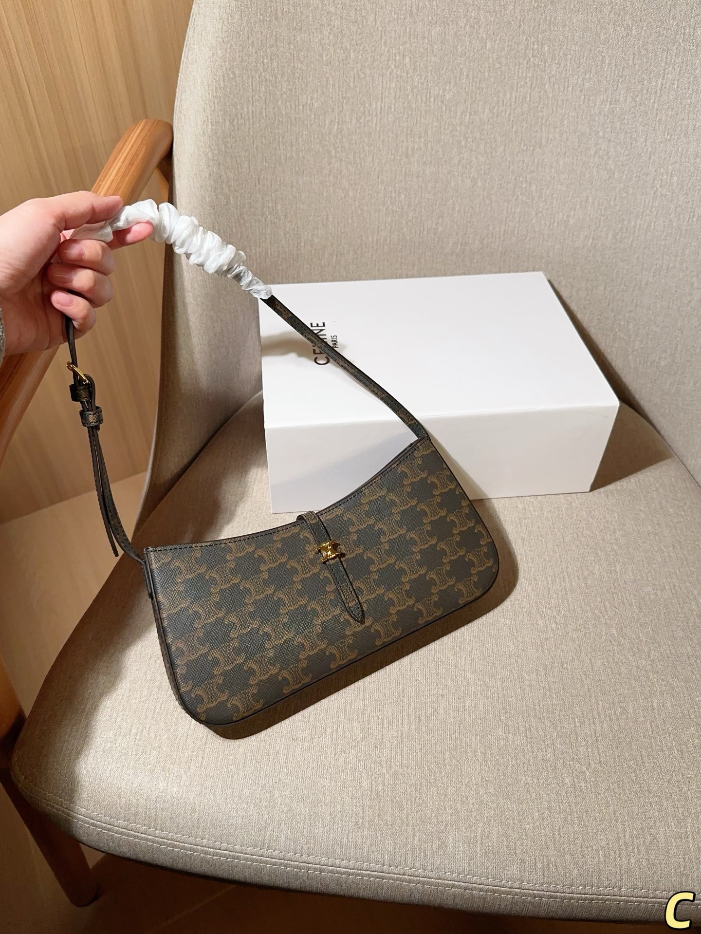 💰125 赛琳Celine 25新品TINA凯旋门腋下包 尺寸26×13×3 礼盒包装🎁