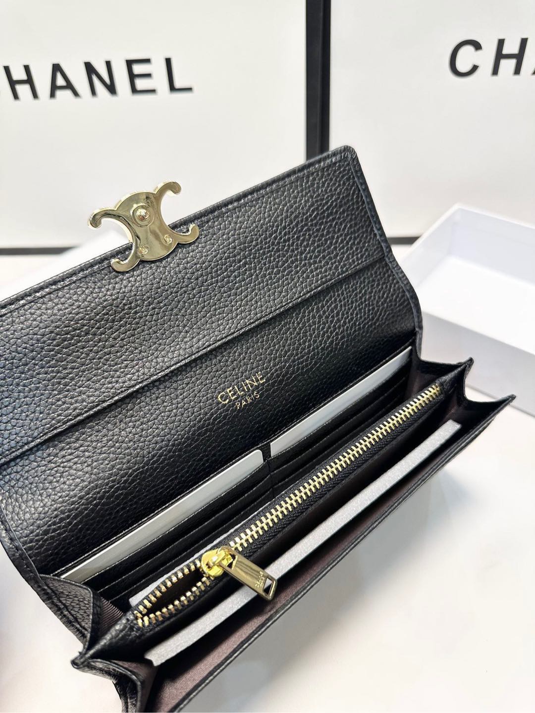 P95🎀🎀颜色 黑🎀尺寸 19x10🎀赛琳爆款牛皮两折钱包🔥款式经典做工精细耐磨耐用手感极佳❤️