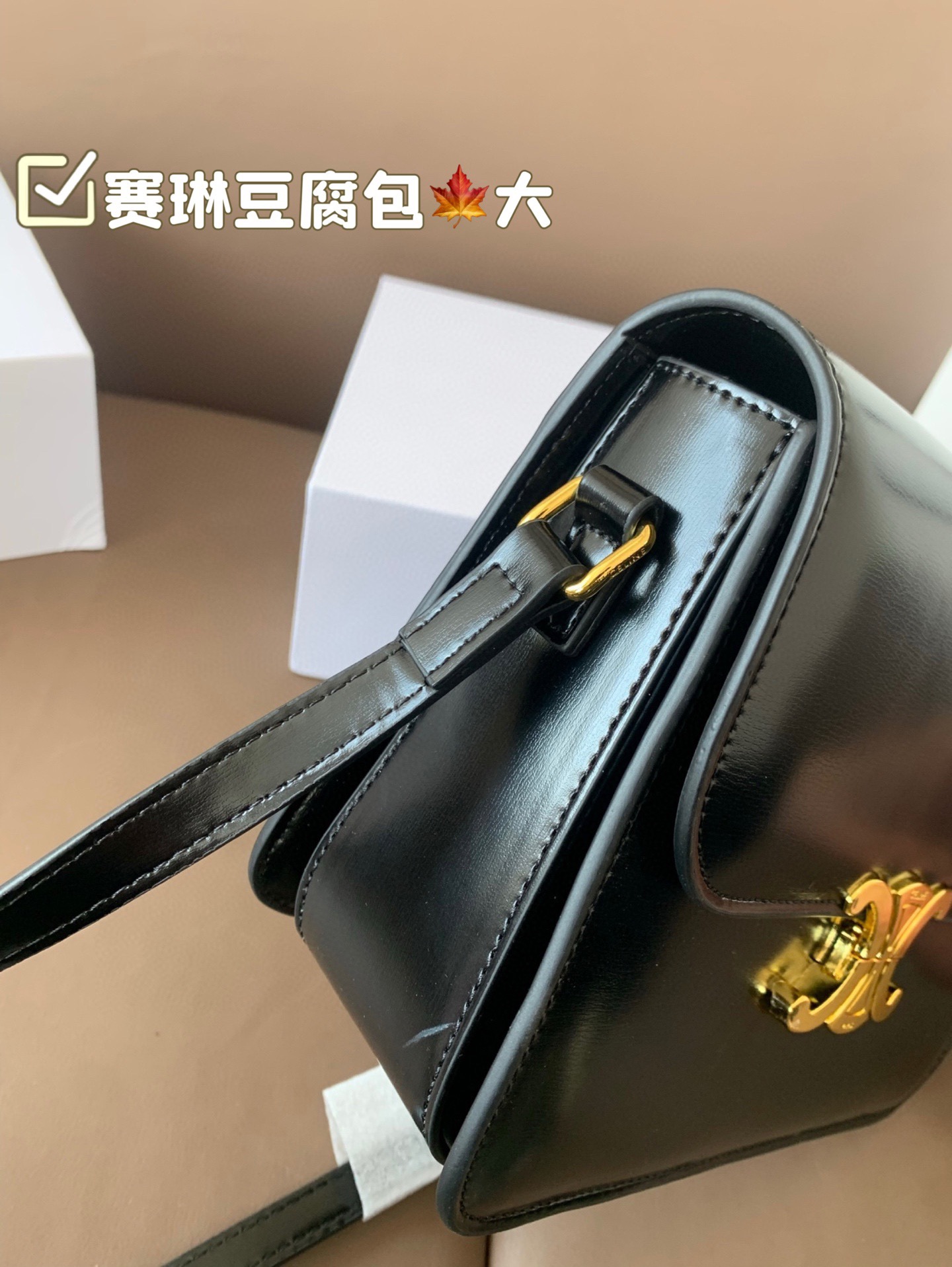 大号P140 赛琳豆腐包 大气又不失个性 任何搭配都可轻松驾驭 是每个优雅可爱女孩必入单品 折叠盒 尺寸大号22*17