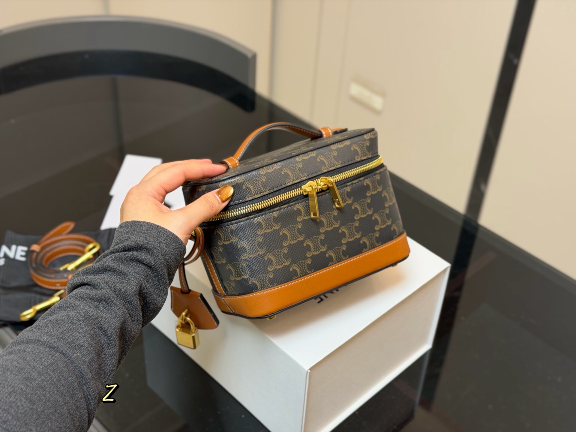 &yen;190 配折叠盒 赛琳CELINE 复古斜挎包 真的很有气质的款式容量是我喜欢的 不大却很能装质感不用多说 真的很华丽漂亮和实用兼顾无须多言 尺寸:18.13cm