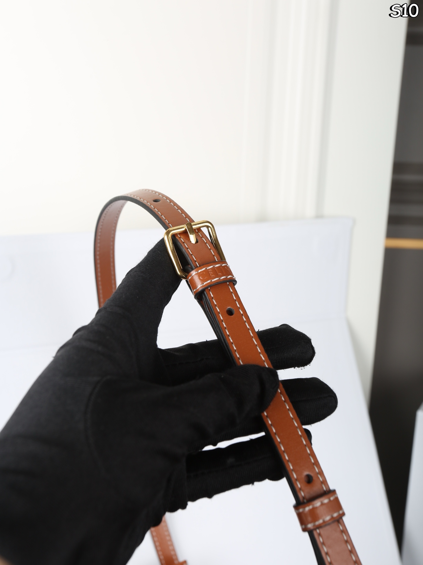 P120 折叠盒 CELINE赛琳 TINA 腋下包 单肩包 巨百搭的小包！巨好看！ 纤巧利落，规整有型 新款超薄单肩包，时尚感满满，有同名Tina的美眉来收了属于自己的包吗 尺寸：25&times;13