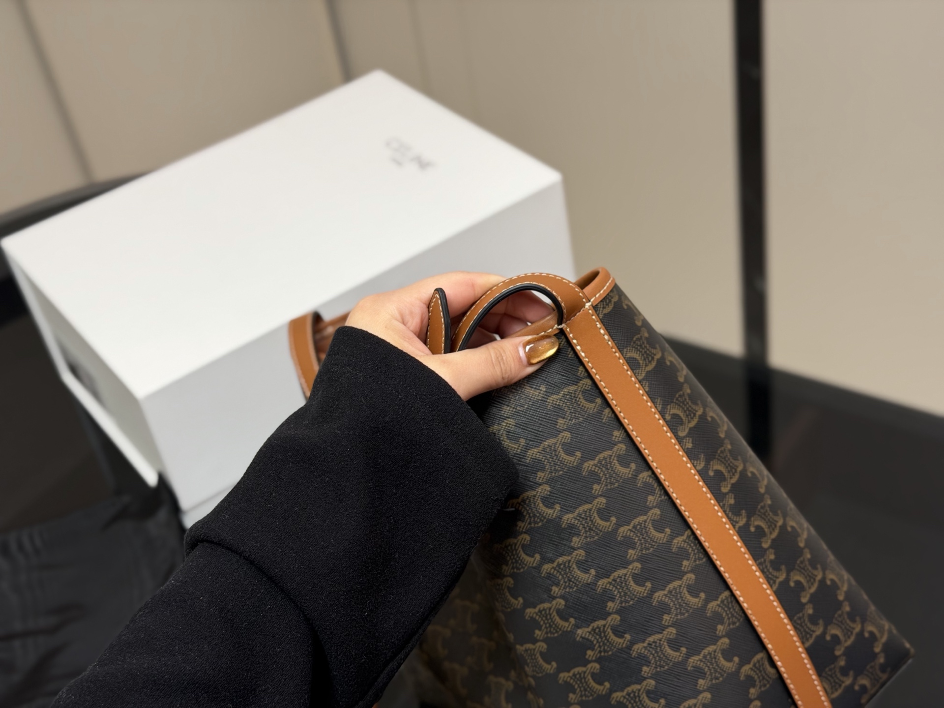 &yen;190 配盒 赛琳CELINE｜SOFT SHOPPER托特包 超轻，带一个子母包，容量很大，阔以放电脑， 适合搭配秋冬～ 我先心动了姐妹们 尺寸:33.24cm