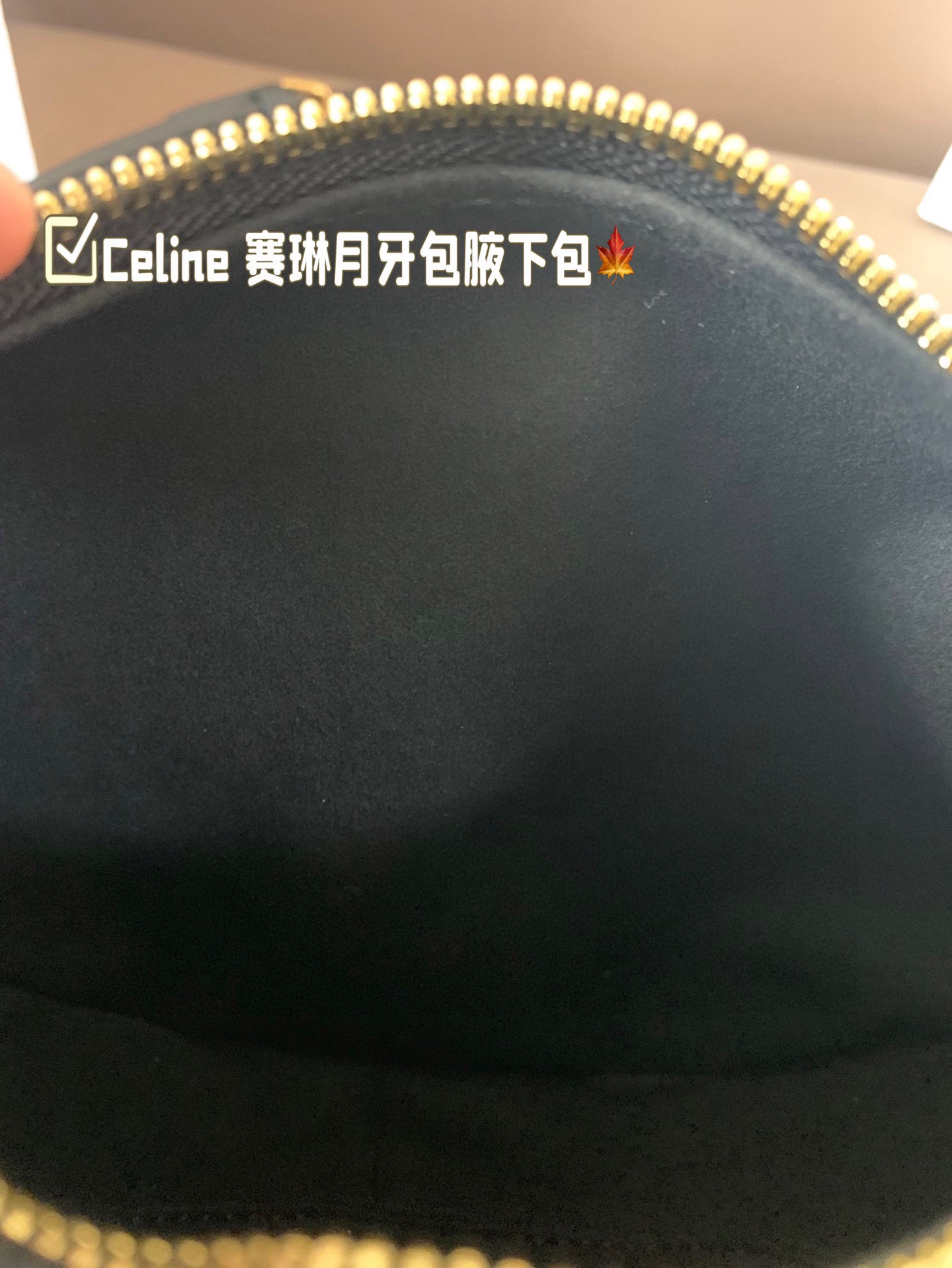 P150 size:22*15 Celine 赛琳最新款腋下包💕 小巧优雅的月牙🌙形轮廓, 上身都是休闲感,真的太🔥了! 容量可以满足当下出门需求, 夏天很方便的一款,超百搭‼️