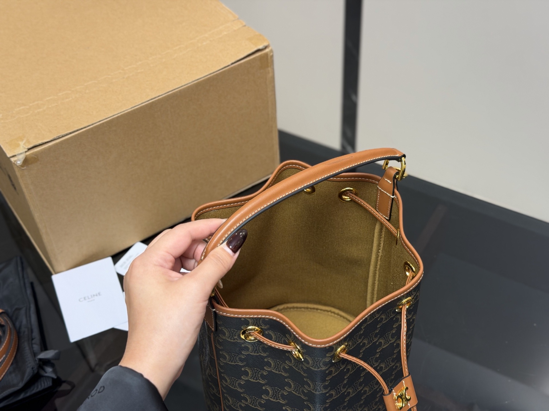 &yen;175 配盒 size： 20*23cm Celine 水桶包新款赛琳 一直很喜欢老花的包 经久耐看 复古印花图案 有着高颜值的复古文艺气息