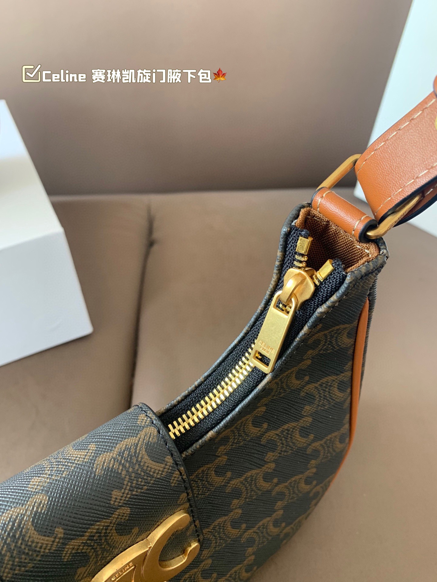 P135 size:22*12cm Celine 赛琳最新款凯旋门Eva腋下包💕 小巧优雅的月牙🌙形轮廓， 上身都是休闲感，真的太🔥了！ 容量可以满足当下出门需求， 夏天很方便的一款，超百搭‼️