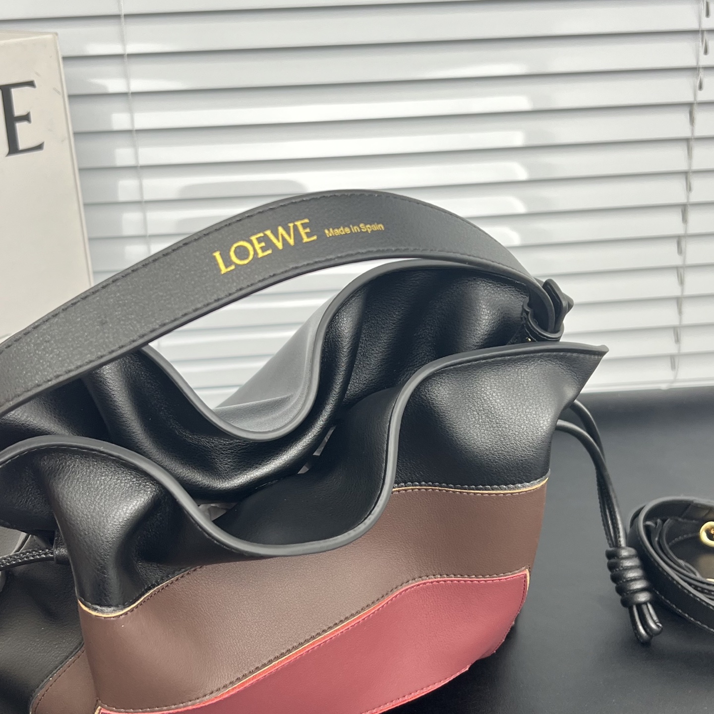 💰248包邮❗ 拼色 𝑳𝒐𝒆𝒘𝒆 Flamenco 福袋 可手提可斜挎 平纹牛皮 拉绳收紧 并打上标志性的盘绕结， &ldquo;肩背 斜挎或手拿*可拆卸和可调式肩带*隐形式磁扣开合 尺寸 大号：29-24-10 cm ❌不退不换慎重下单❌