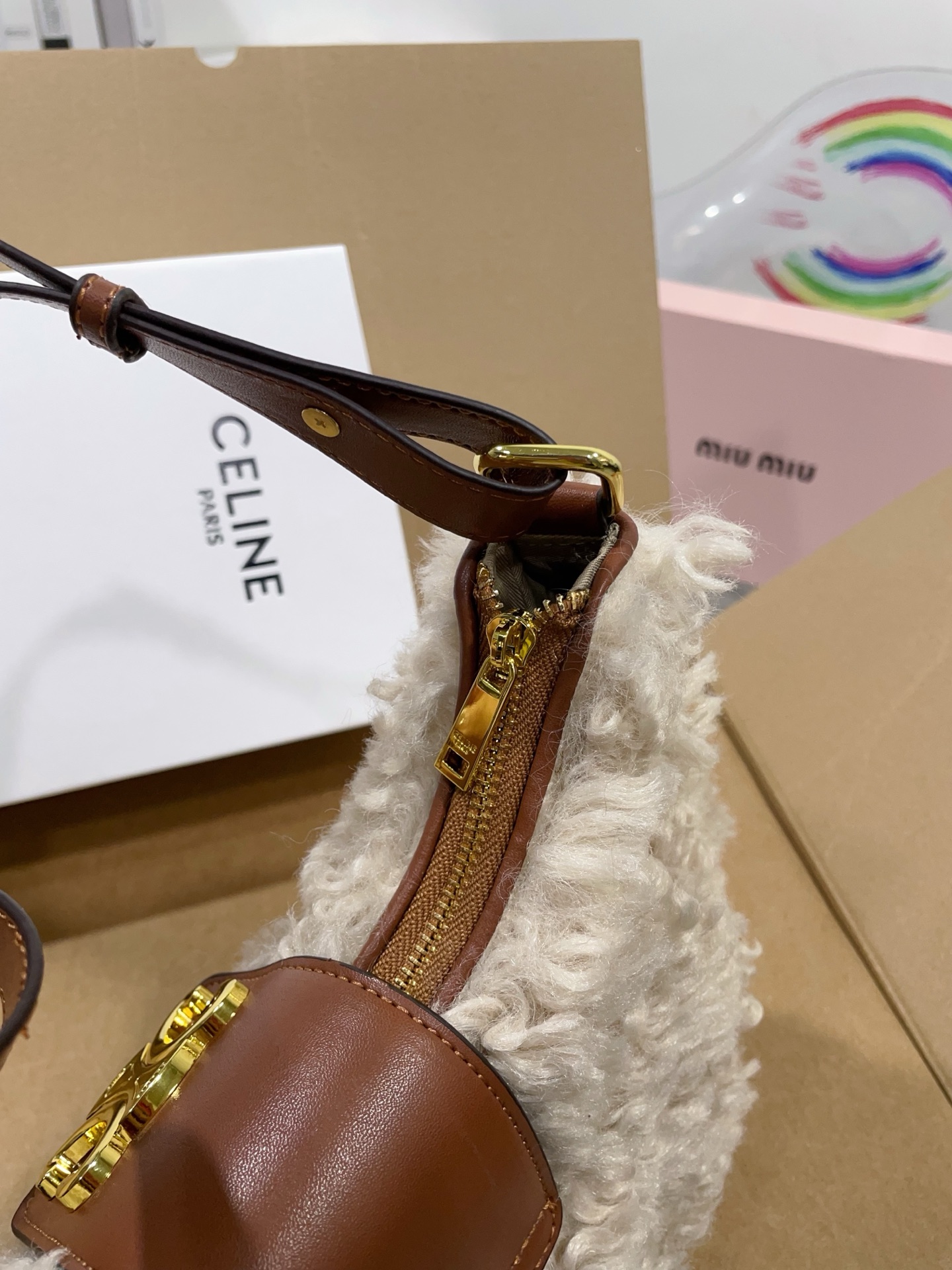 👑💰140💰配盒 赛琳原版羊羔毛hobo 红红火火恍恍惚惚出街啦~ 搭配衣服真的吼吼看~一秒时尚感千金风拉满红色也很显眼,好多场合都可以搭配 张元英同款~~~ 尺寸25cm