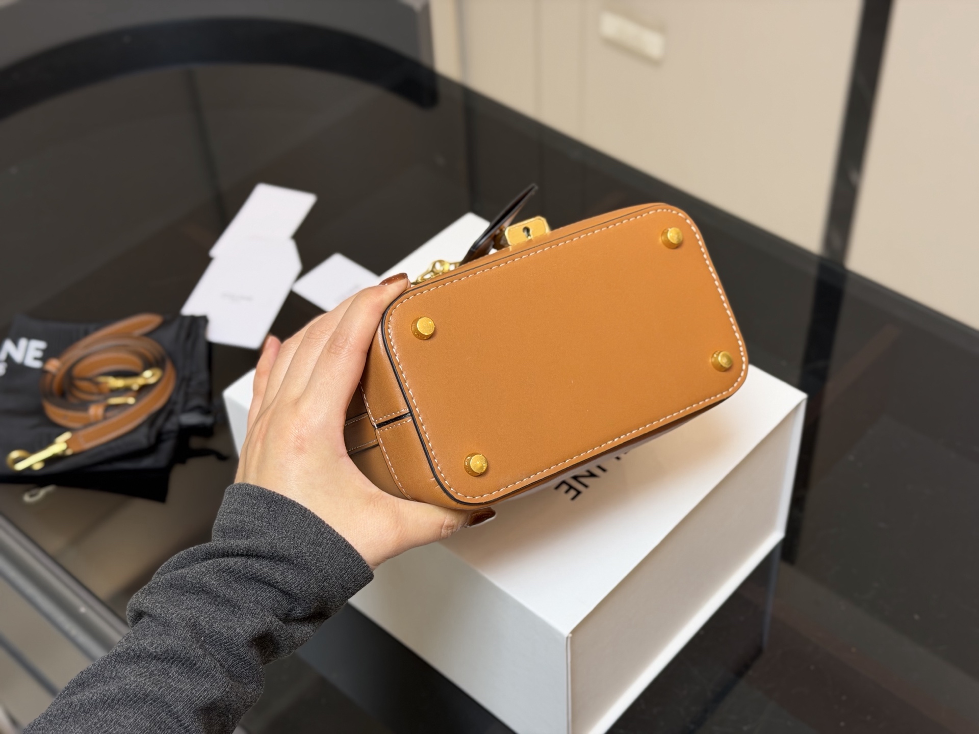 &yen;190 配折叠盒 赛琳CELINE 复古斜挎包 真的很有气质的款式容量是我喜欢的 不大却很能装质感不用多说 真的很华丽漂亮和实用兼顾无须多言 尺寸:18.13cm