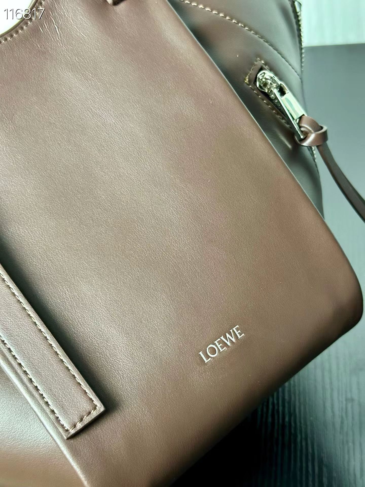 💰230包邮❗ LOEWE|松弛感大包 Hammock Flip吊床包 Hammock的升级版来咯 变得更时髦 更松弛了 肩带部分可以调节为腋下hobo背法 调短手拎也很方便☕️ 容量可以放下一个iPad Pro 出差 通勤没有问题 15x22.5x22cm:15x22.5x22cm 款号:7079 ❌不退不换慎重下单❌