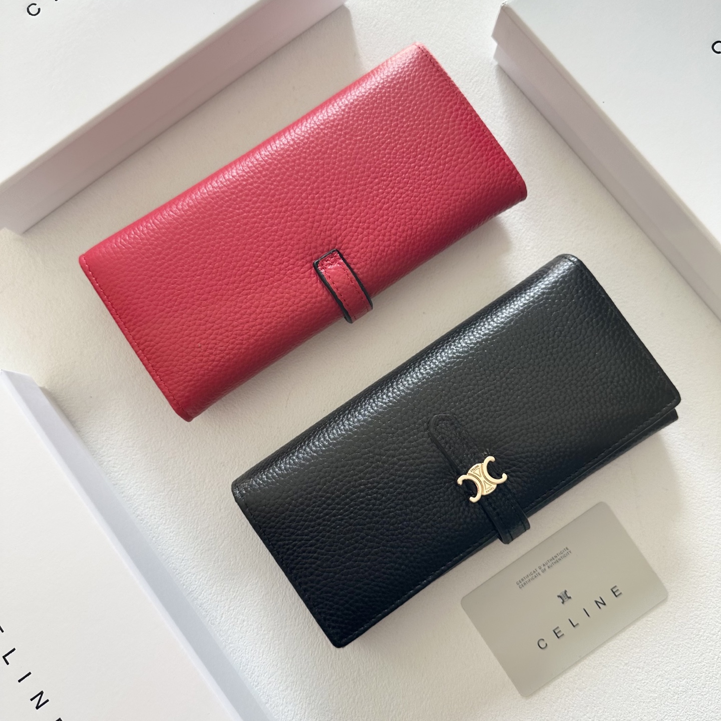 P95🎀🎀颜色 黑 粉 红🎀尺寸 19x10🎀赛琳爆款牛皮两折钱包🔥款式经典做工精细耐磨耐用手感极佳❤️