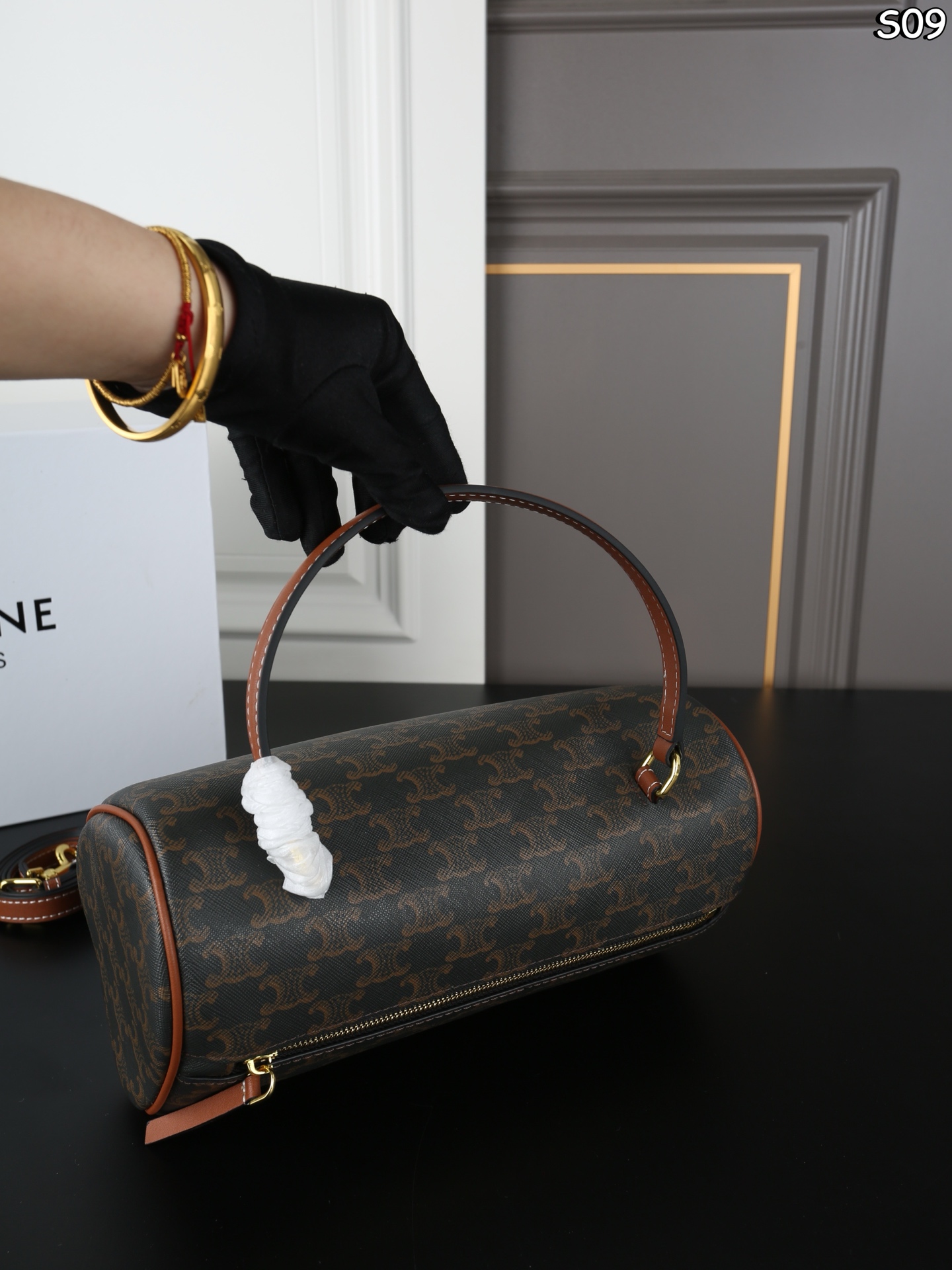 P155 折叠盒 CELINE赛琳 Triomphe CYLINDER 老花 圆筒包 手提包 CELINE老花家族新成员 CYLINDER圆柱体手提包 轻便舒适 经典老花配色 🉑手拎🉑肩背 简直是深得我心 自重特别轻便的同时包型也都别出心裁 像这款长手柄的CYLINDER我都能想象到秋冬了手腕在驼色羊绒大衣上会有多么的精彩绝伦 尺寸：26&times;13