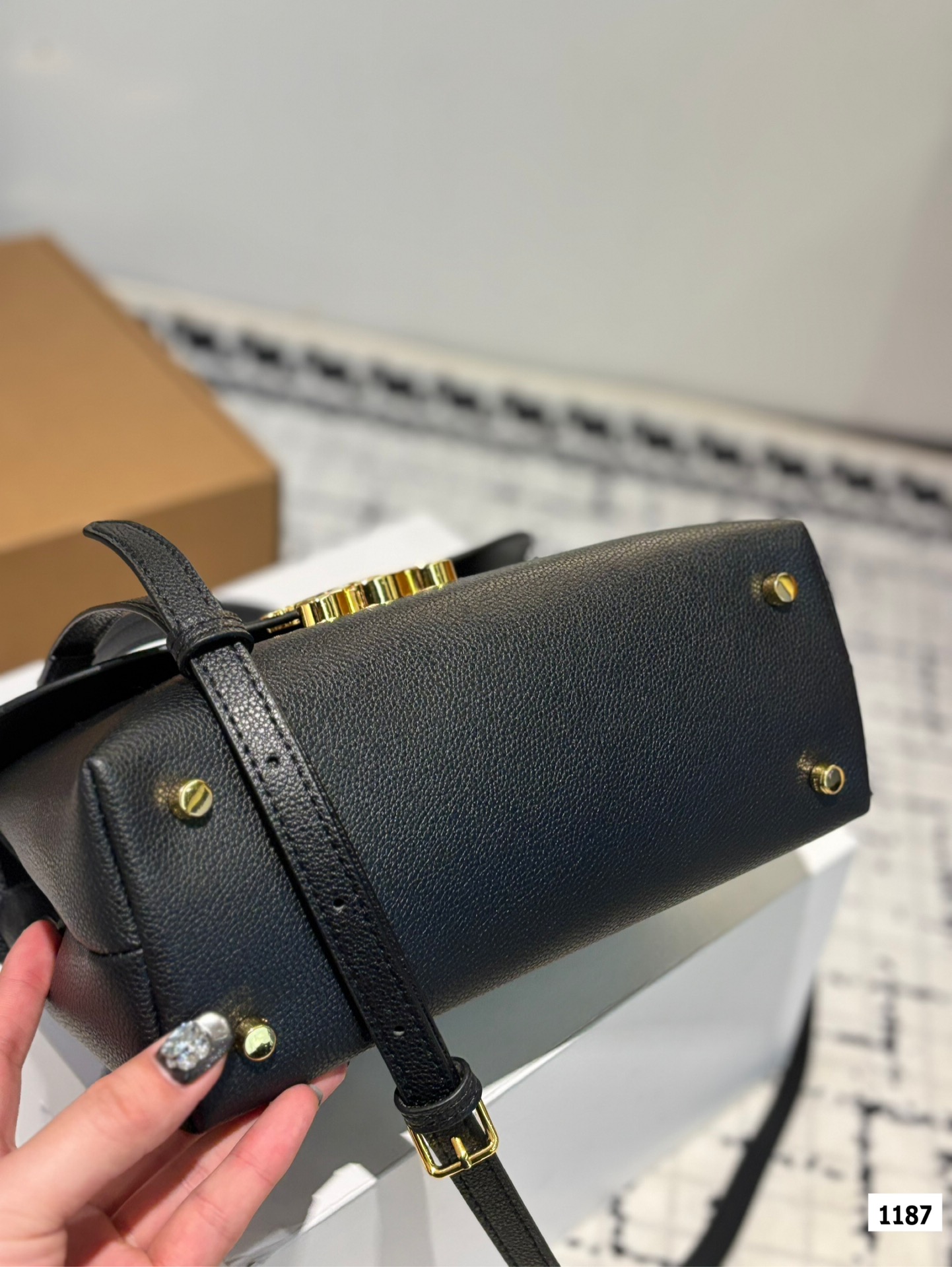 P185-p175 配盒子 Celine一眼心动V赛琳最新款凯旋门] 赛琳最新款凯旋门手提包 长方形的轮廓复古感满满~ 随便穿什么搭配这个包都是高级风 尺寸：25 18 20 14