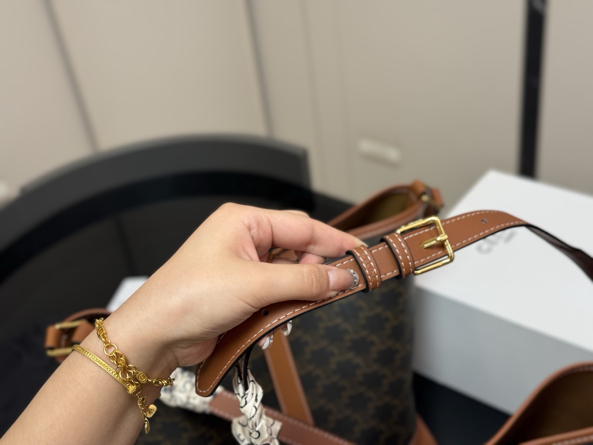 &yen;160 &yen;150 配折叠盒 size：25*27cm 18.22cm Celine 赛琳水桶包 这谁抵得住啊！ 一年四季都可以用的水桶！ 一直很喜欢老花的包 老花色经典极搭！ 颜值超级在线哦