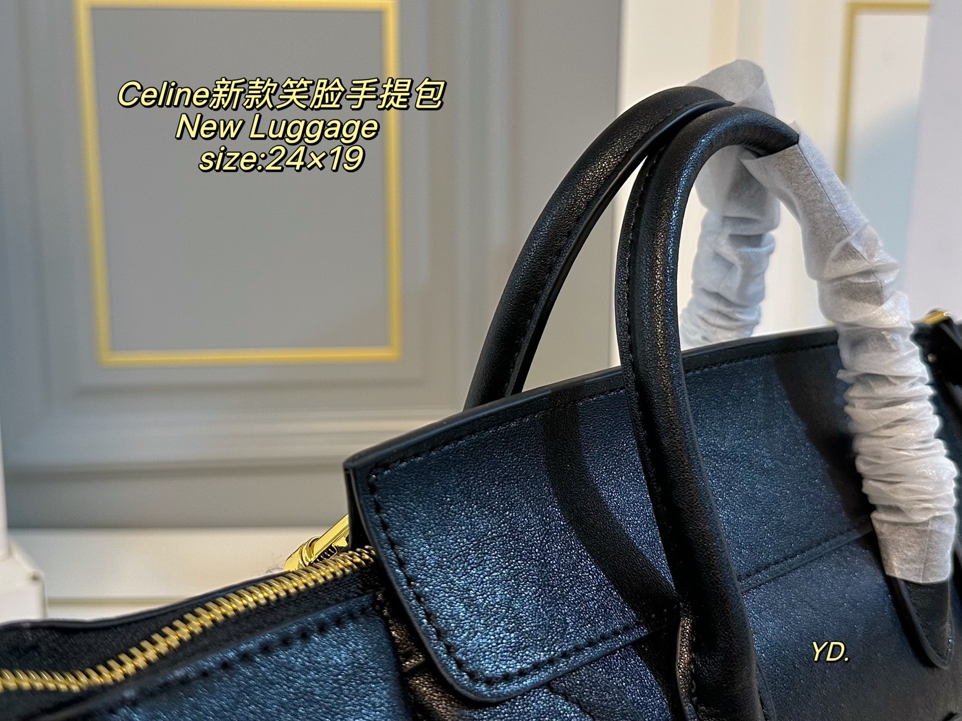 P240（折叠盒） size：24&times;19 Celine 赛琳新款New Luggage笑脸😊手提包💕 赛琳的luggage系列， 也就是我们俗称的笑脸包， 皮质细腻，时尚百搭 配有长肩带，🉑斜挎可手提 精致的缝线工艺使轮廓更加流畅自如