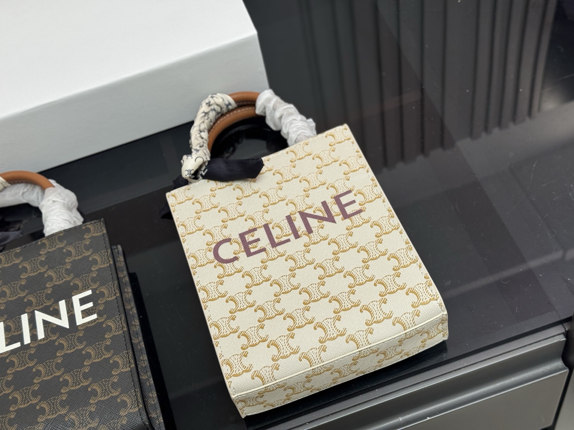 &yen;150 配折叠盒 size：17*21cm celine 老花 mini 琴谱 赛琳老花耐看耐用 可爱又超级大气的一款！ 它绝对是四季款！ydds