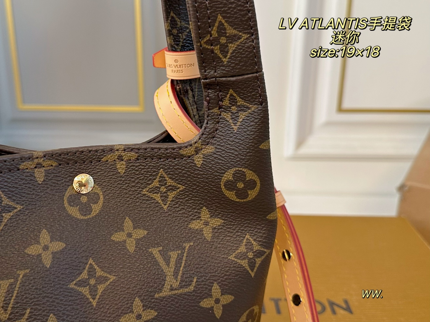 P170 迷你（折叠盒飞机盒） size：19&times;18 LV路易威登ATLANTIS菜篮子手提袋💕 今年的秀场款！非常🆒 小巧可爱，适合小个子女生！ 自带皮肩带，可挽🉑️背～ 运动、休闲，🉑️爱气息都能搭✅