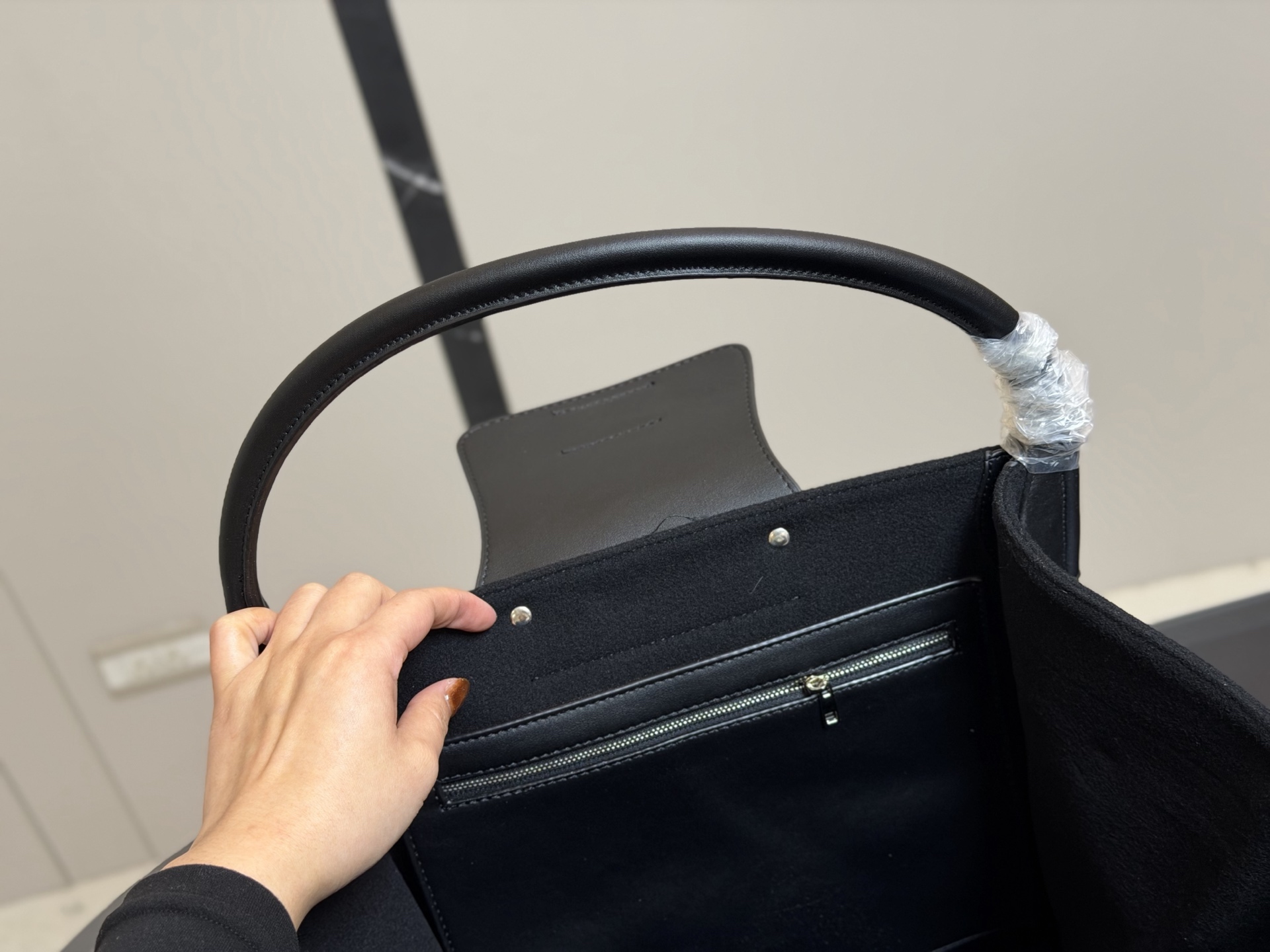 &yen;130 赛琳 belt bag鲶鱼包， 简洁的线条， 柔软包的身， 牛皮🐂品质！ 成为经典款IT bag之一 尺寸：32.31cm