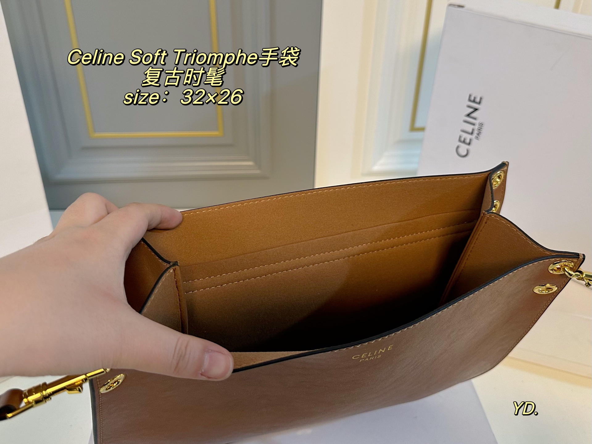 P210（折叠盒） size：32&times;26 Celine 赛琳新款Soft Triomphe 手袋💕 圆弧形底部造型，俏皮可爱！ 金属凯旋门吸扣开合，质感高级～ 肩带可调节，斜挎or单肩随心切换 法式慵懒风轻松拿捏，复古又时髦🆒