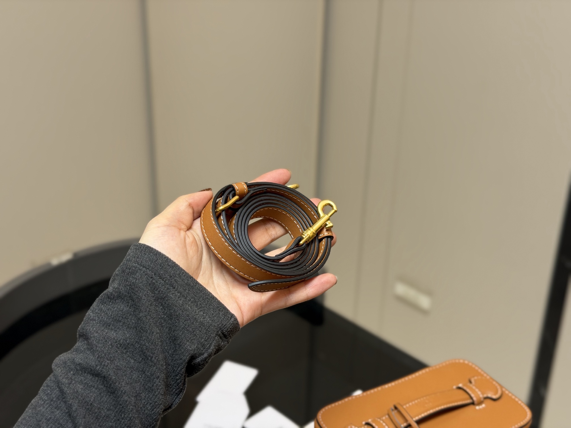 &yen;190 配折叠盒 赛琳CELINE 复古斜挎包 真的很有气质的款式容量是我喜欢的 不大却很能装质感不用多说 真的很华丽漂亮和实用兼顾无须多言 尺寸:18.13cm