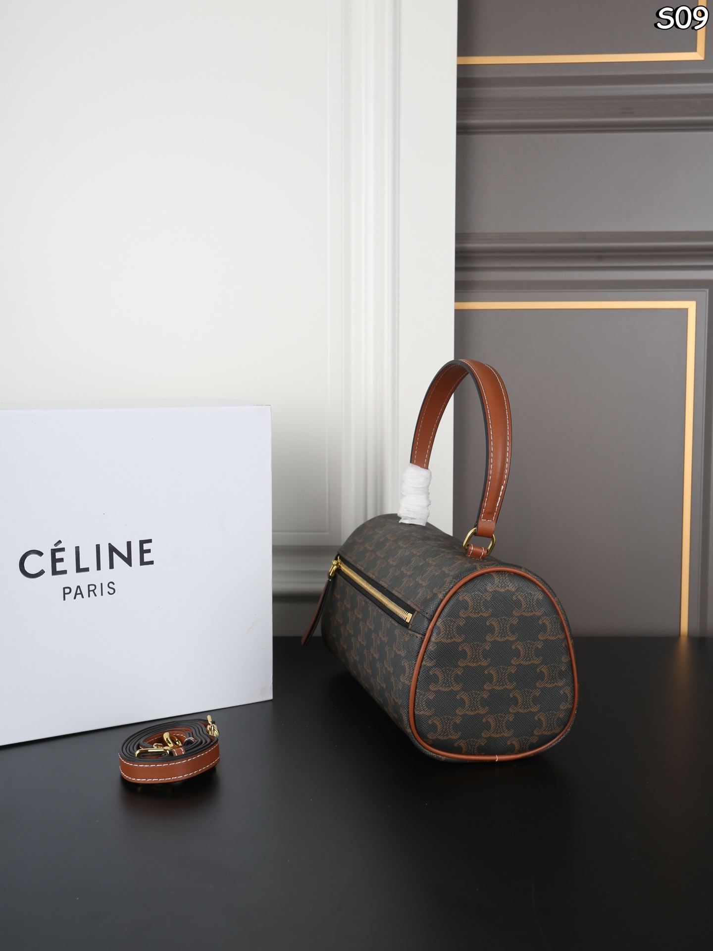 P155 折叠盒 CELINE赛琳 Triomphe CYLINDER 老花 圆筒包 手提包 CELINE老花家族新成员 CYLINDER圆柱体手提包 轻便舒适 经典老花配色 🉑手拎🉑肩背 简直是深得我心 自重特别轻便的同时包型也都别出心裁 像这款长手柄的CYLINDER我都能想象到秋冬了手腕在驼色羊绒大衣上会有多么的精彩绝伦 尺寸：26&times;13