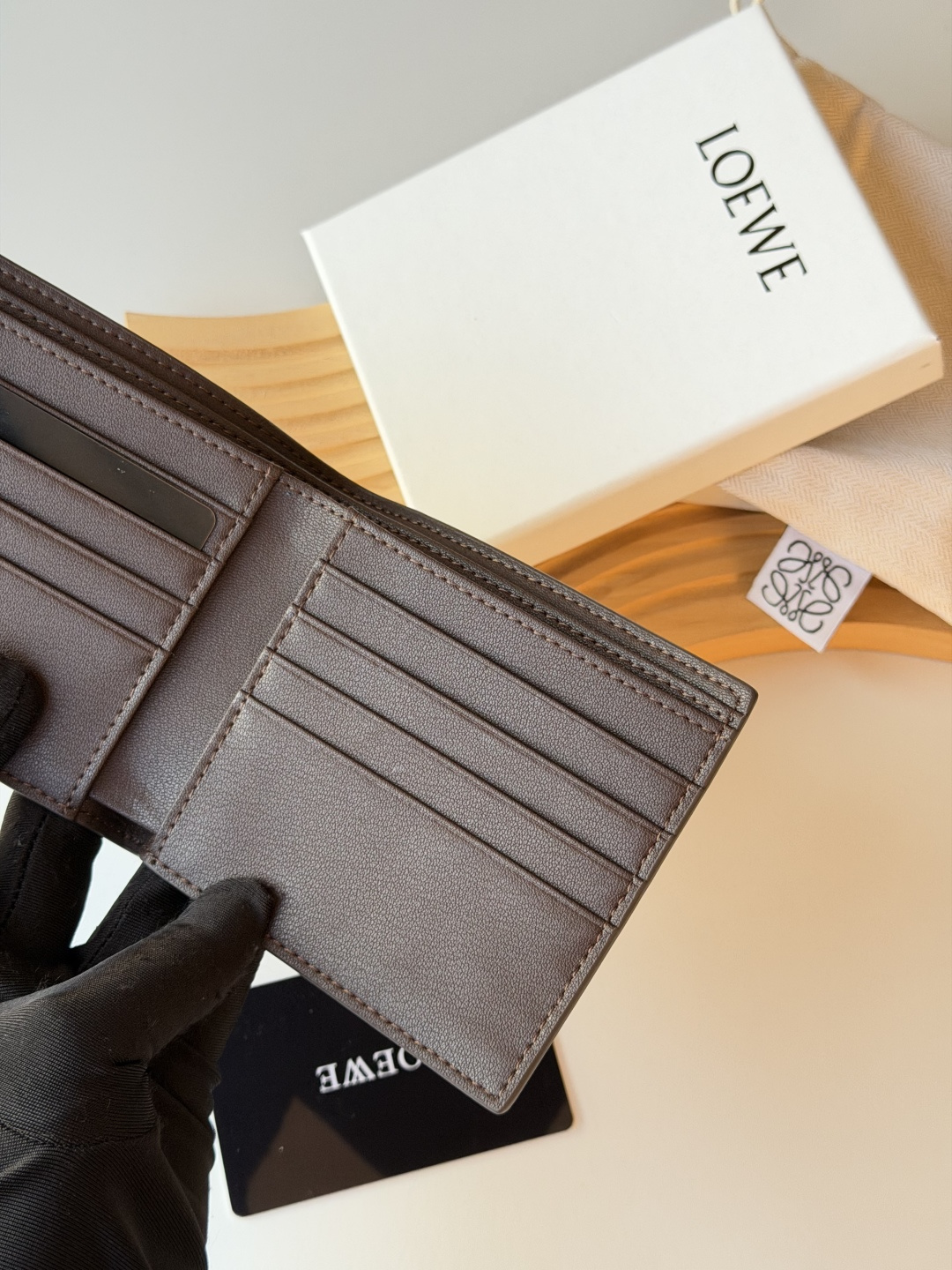 💰140包邮❗ 升级版 罗意威 loewe 荔枝纹牛皮 颗粒饱满 男士短款钱包 尺寸 ：11x10cm 型号 ：L1147 罗意威 Puzzle 几何牛皮钱包绵密的手感， 很有质感男女通用