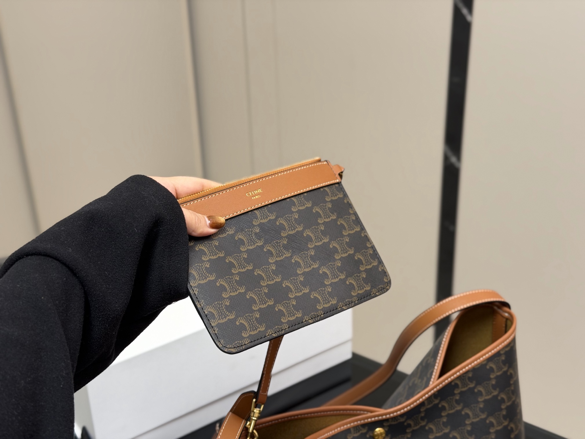 &yen;190 配盒 赛琳CELINE｜SOFT SHOPPER托特包 超轻，带一个子母包，容量很大，阔以放电脑， 适合搭配秋冬～ 我先心动了姐妹们 尺寸:33.24cm