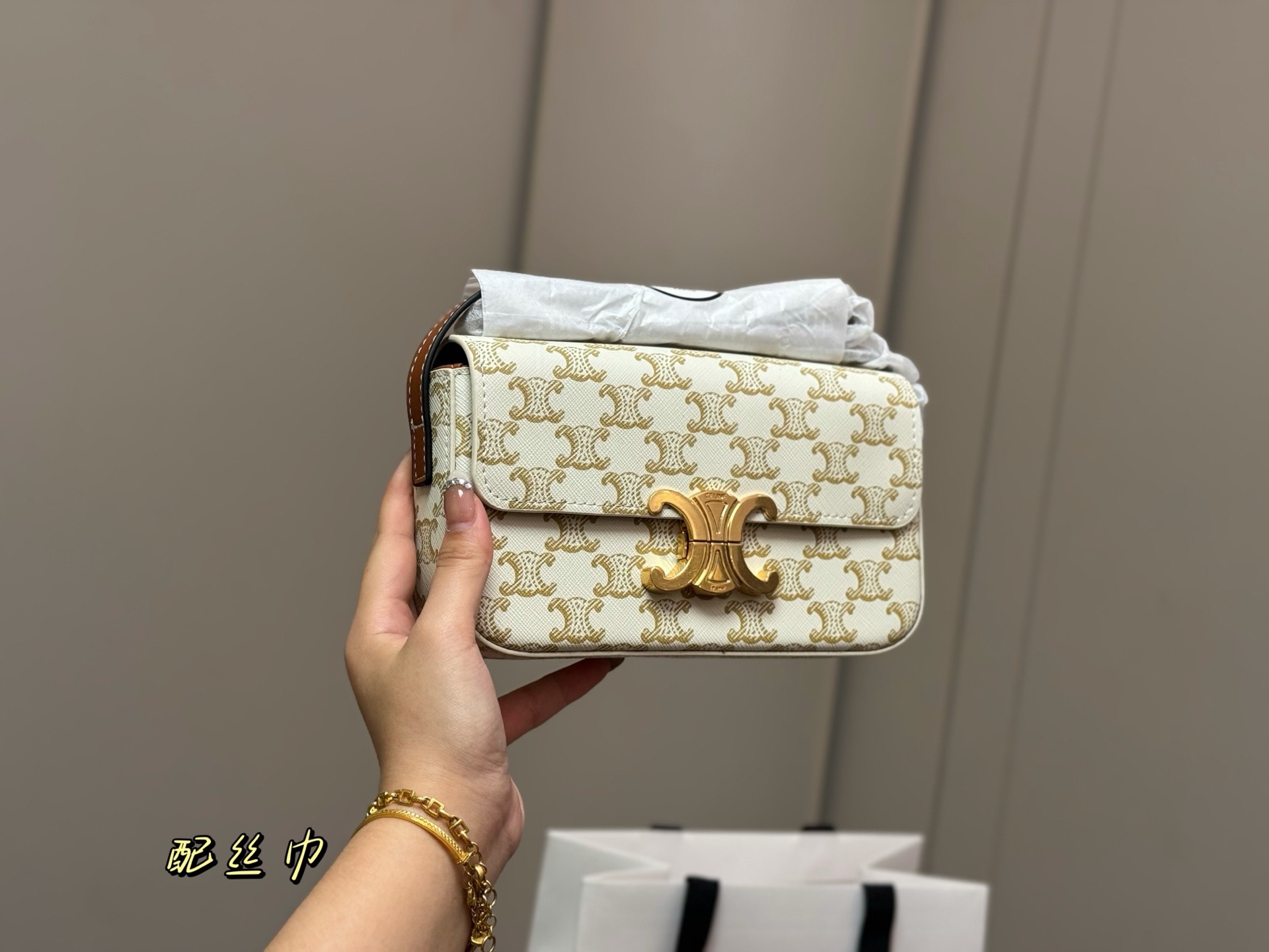 &yen;140 配盒 CELIN.Triomphe 配牛皮 赛琳最新款凯旋门腋下包 长方形的轮廓复古感满满～ 随便穿什么搭配这个包都是高级风 尺寸：20.10cm