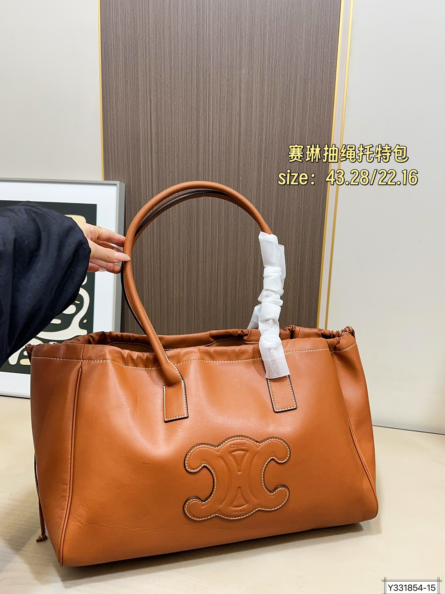 大号💰170 小号💰155 赛琳CELINE CABAS抽绳托特包CELINE 新出 手腕可随意弯曲,秋冬搭大衣也妥妥滴!随手拍都很高级~手提着真的太可爱优雅了。 尺寸:43 28/22.16
