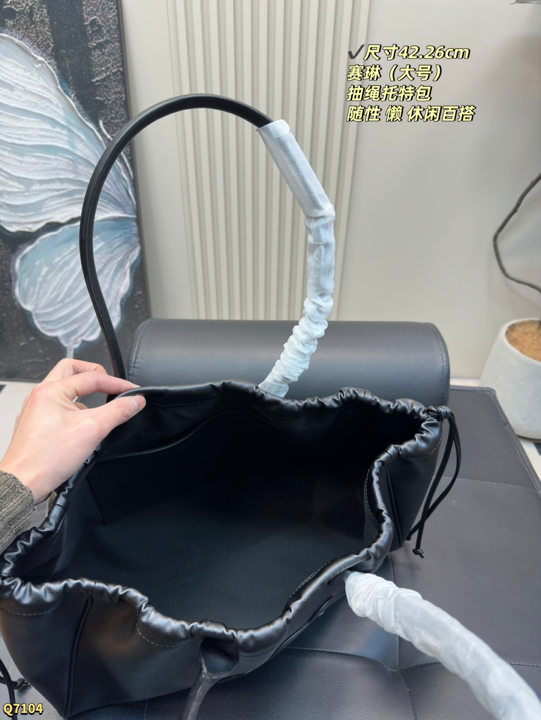 💰170 尺寸42.26（大号） 赛琳凯旋门浮雕tote✨celine包包 超火爆的光滑牛皮抽绳包!! 复古焦糖色，四季百搭。手拎肩背无敌了！柔软牛皮质感满分！超级推荐👏 容量不容小觑