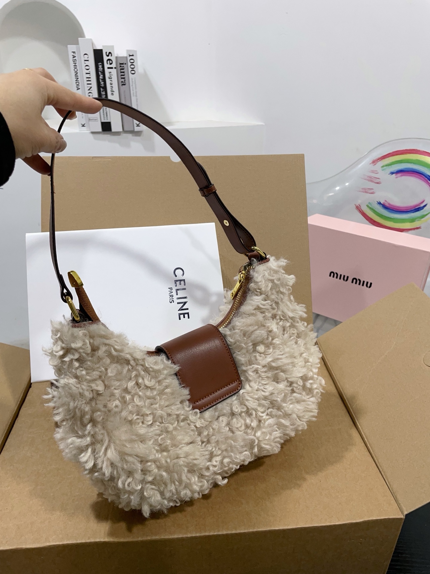 👑💰140💰配盒 赛琳原版羊羔毛hobo 红红火火恍恍惚惚出街啦~ 搭配衣服真的吼吼看~一秒时尚感千金风拉满红色也很显眼,好多场合都可以搭配 张元英同款~~~ 尺寸25cm