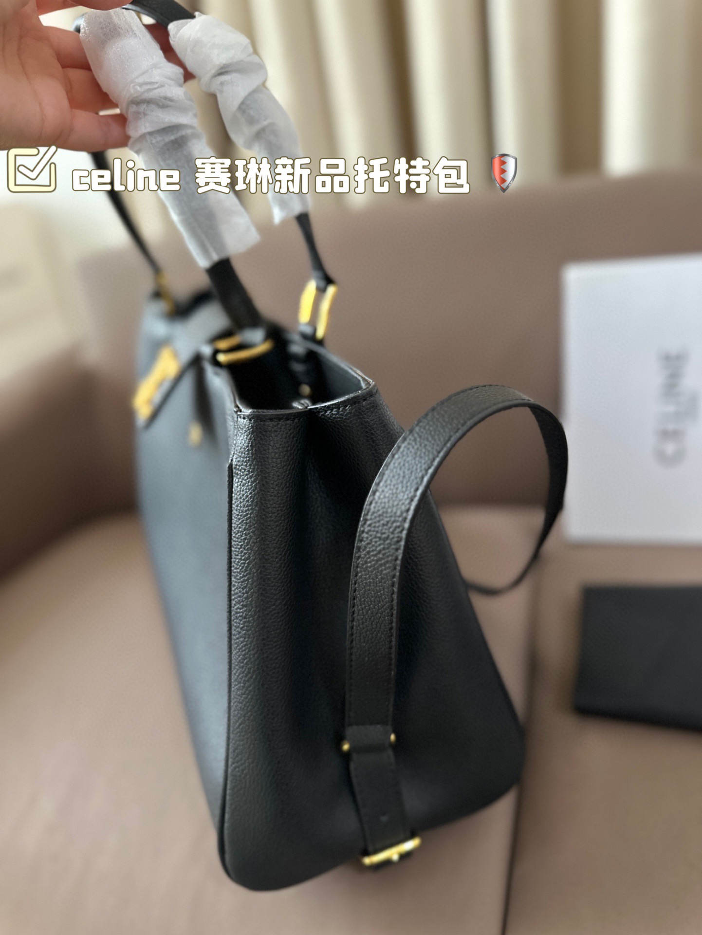 P195 celine 赛琳新品托特包， 延续凯旋门 复古斜挎 ， 耐看新款一点都不老套。 尺寸38 23