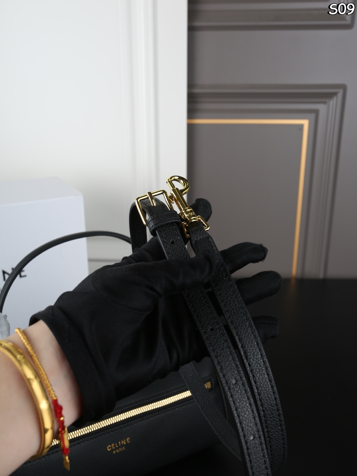P155 折叠盒 CELINE赛琳 Triomphe CYLINDER 圆筒包 手提包 CELINE家族新成员 CYLINDER圆柱体手提包 轻便舒适 经典配色 🉑手拎🉑肩背 简直是深得我心 自重特别轻便的同时包型也都别出心裁 像这款长手柄的CYLINDER我都能想象到秋冬了手腕在驼色羊绒大衣上会有多么的精彩绝伦 尺寸：26&times;13