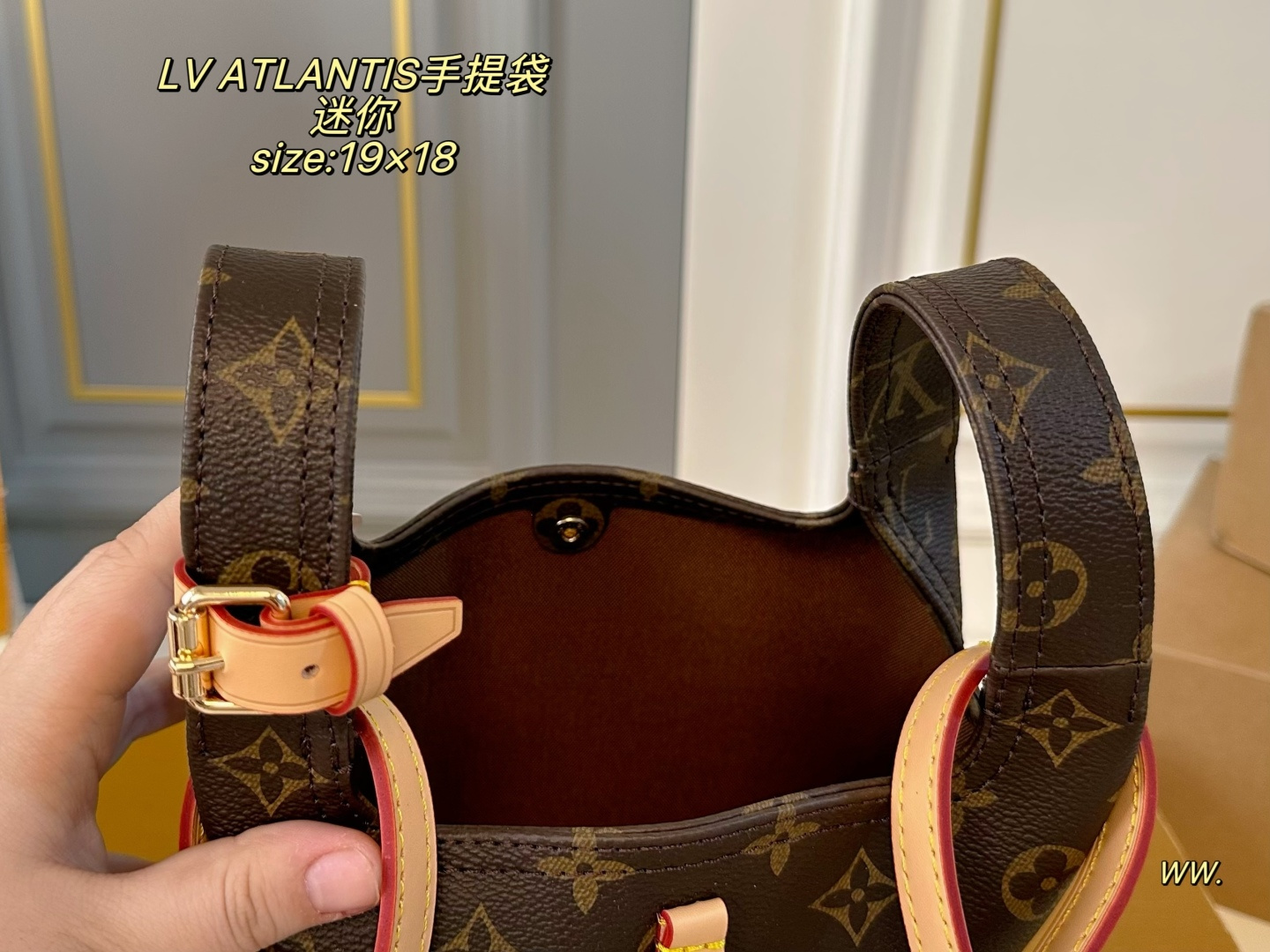 P170 迷你（折叠盒飞机盒） size：19&times;18 LV路易威登ATLANTIS菜篮子手提袋💕 今年的秀场款！非常🆒 小巧可爱，适合小个子女生！ 自带皮肩带，可挽🉑️背～ 运动、休闲，🉑️爱气息都能搭✅