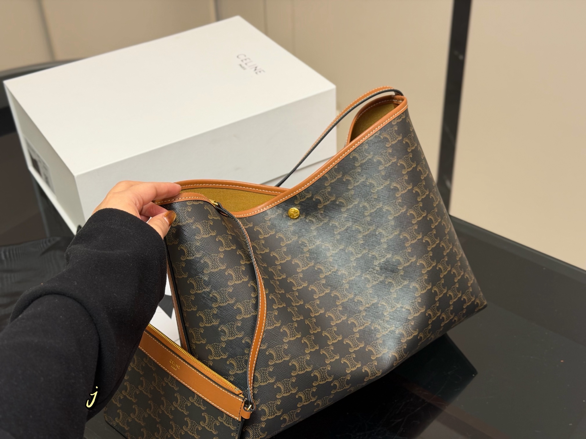 &yen;190 配盒 赛琳CELINE｜SOFT SHOPPER托特包 超轻，带一个子母包，容量很大，阔以放电脑， 适合搭配秋冬～ 我先心动了姐妹们 尺寸:33.24cm