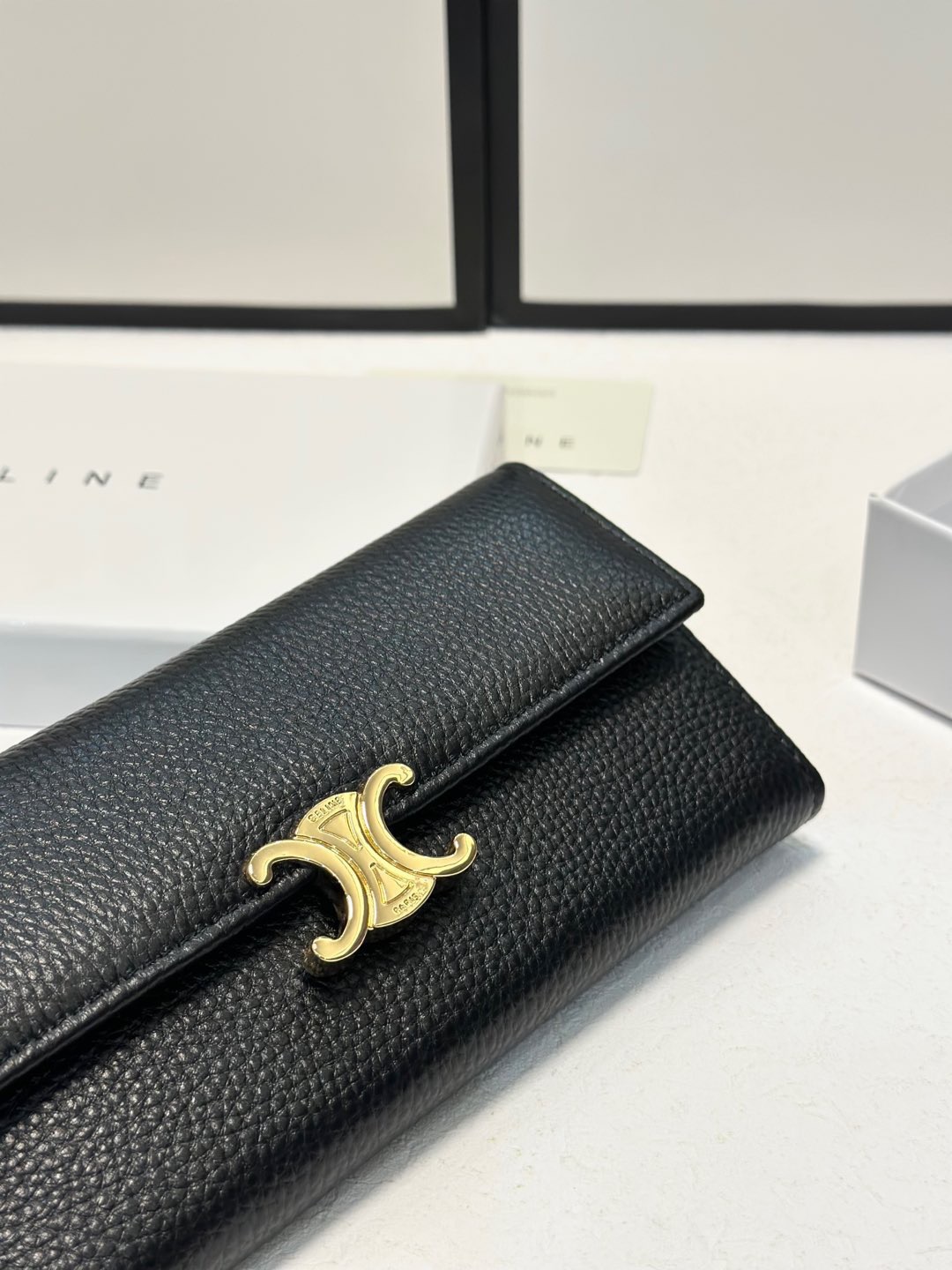 P95🎀🎀颜色 黑🎀尺寸 19x10🎀赛琳爆款牛皮两折钱包🔥款式经典做工精细耐磨耐用手感极佳❤️