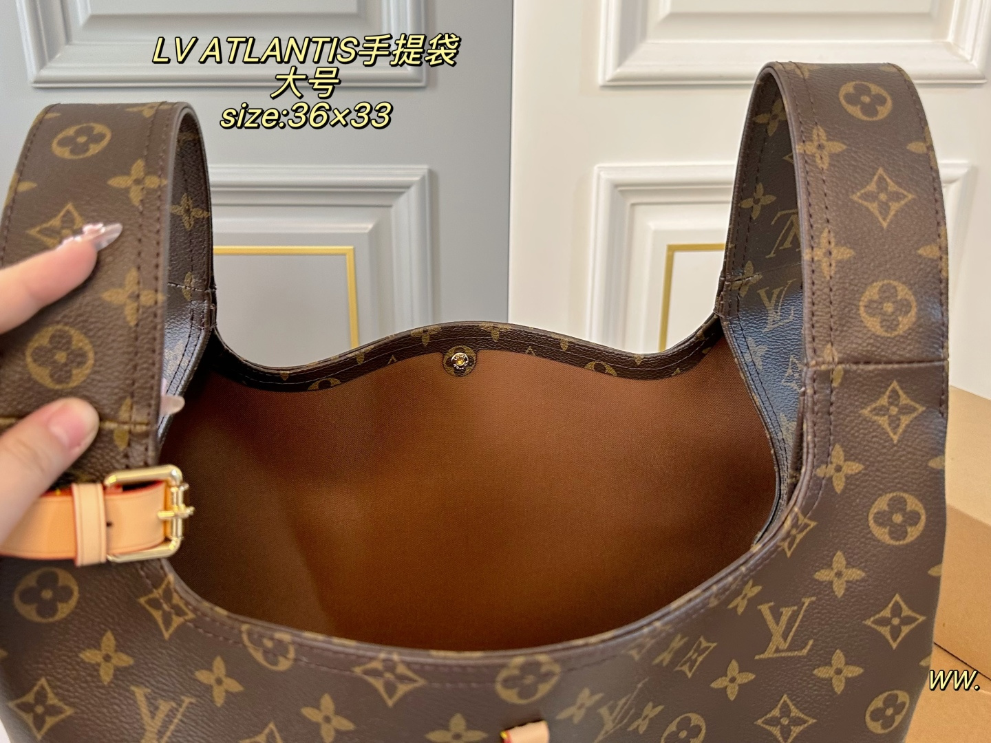 P200 大号（折叠盒飞机盒） size：36&times;33 LV路易威登ATLANTIS菜篮子手提袋💕 今年的秀场款！非常🆒 慵懒随性，高级感满满 自带皮肩带，可挽🉑️背～ 运动、休闲，🉑️爱气息都能搭✅