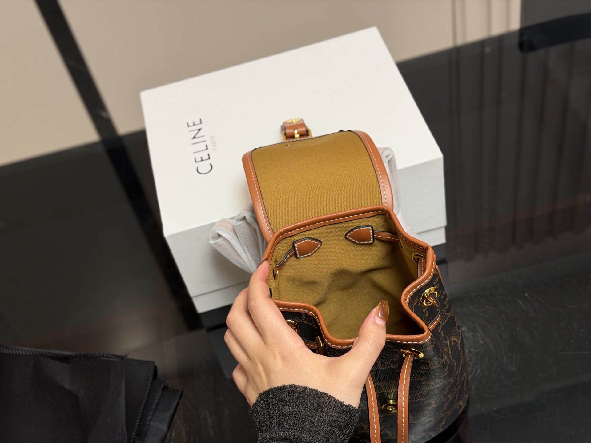 &yen;140 配折叠盒 size：18.20cm 赛琳 双肩包配牛皮 新品迷你来咯～ 高颜值皮扣设计太给力了