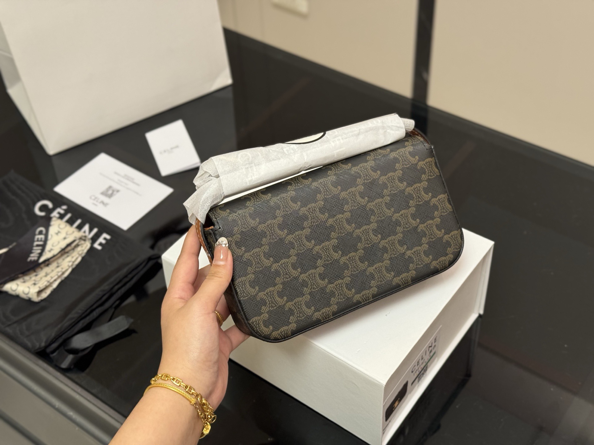 &yen;140 配盒 CELIN.Triomphe 配牛皮 赛琳最新款凯旋门腋下包 长方形的轮廓复古感满满～ 随便穿什么搭配这个包都是高级风 尺寸：20.10cm