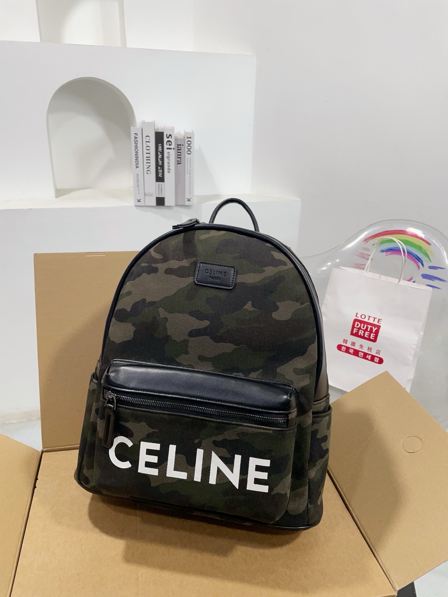 👑💰💰150💰 尺寸32/35cm 赛琳迷彩新款双肩包😍超好背哒，进口面料，果然时尚潮流是一个大轮回！复古又时尚百搭！