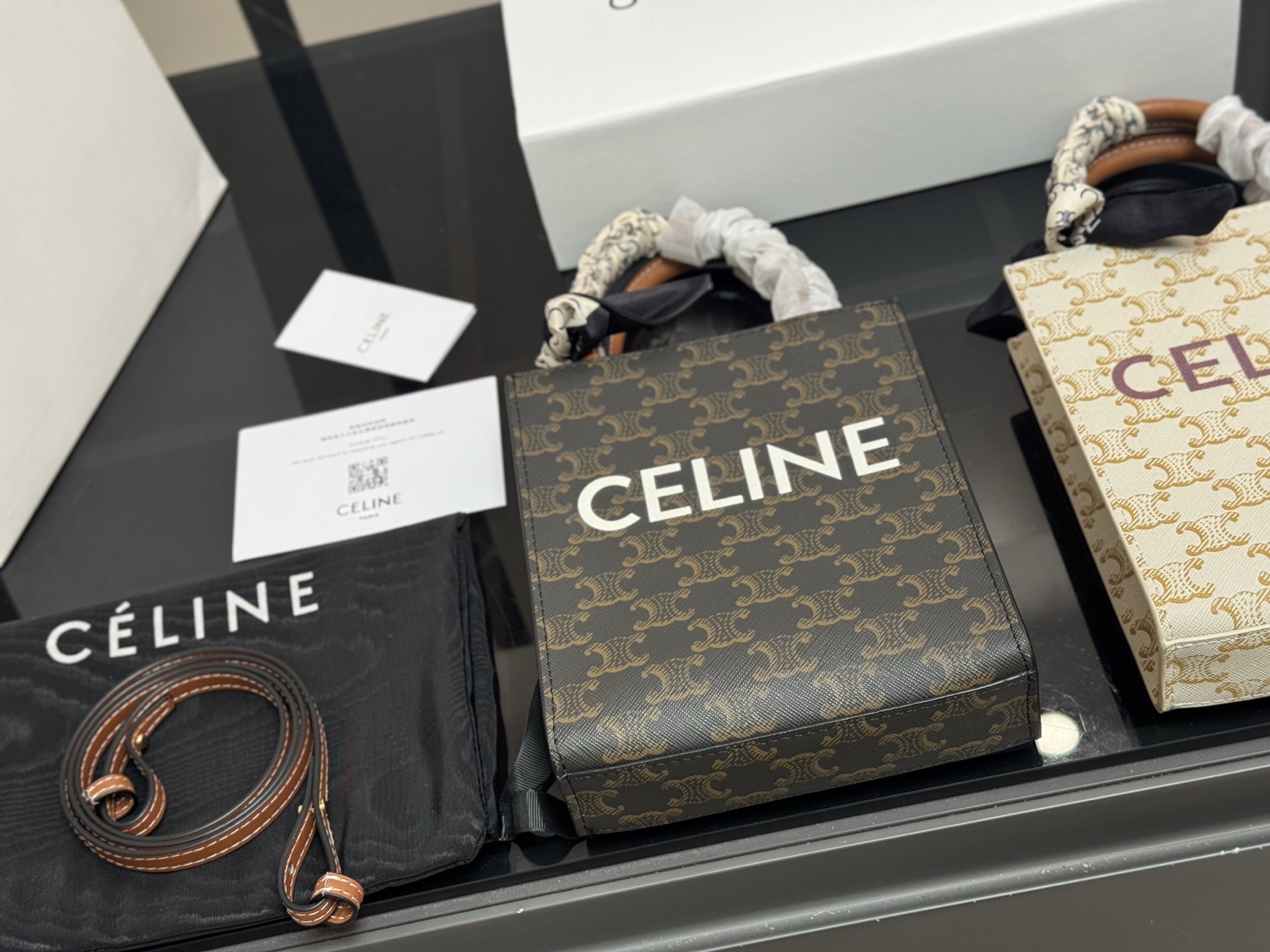 &yen;150 配折叠盒 size：17*21cm celine 老花 mini 琴谱 赛琳老花耐看耐用 可爱又超级大气的一款！ 它绝对是四季款！ydds