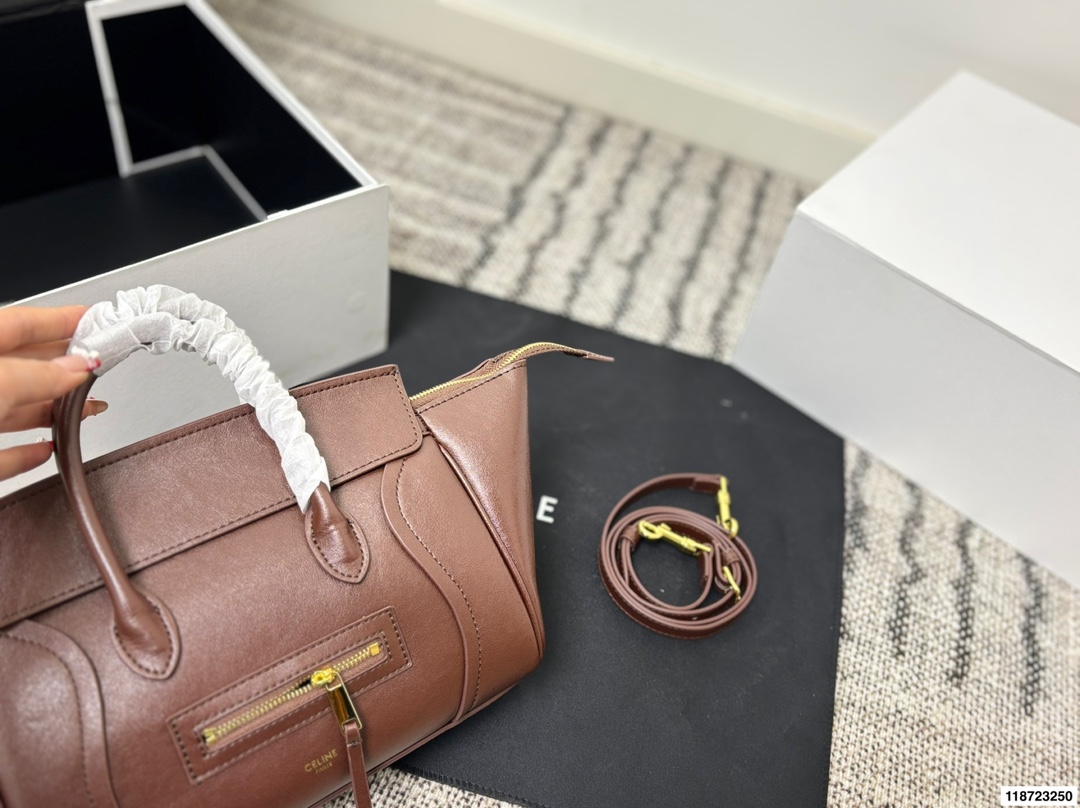 p240 尺寸25&times;19折叠盒 CELINE 赛琳New Luggage 手袋笑脸包 通勤休闲都很适合。 手提斜挎都OK，实用又优雅，CELINE经典