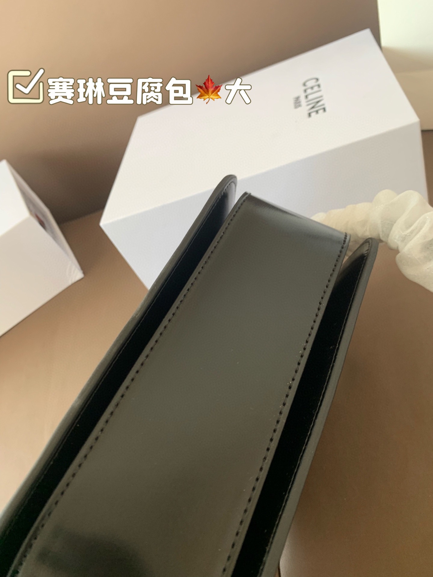 大号P140 赛琳豆腐包 大气又不失个性 任何搭配都可轻松驾驭 是每个优雅可爱女孩必入单品 折叠盒 尺寸大号22*17