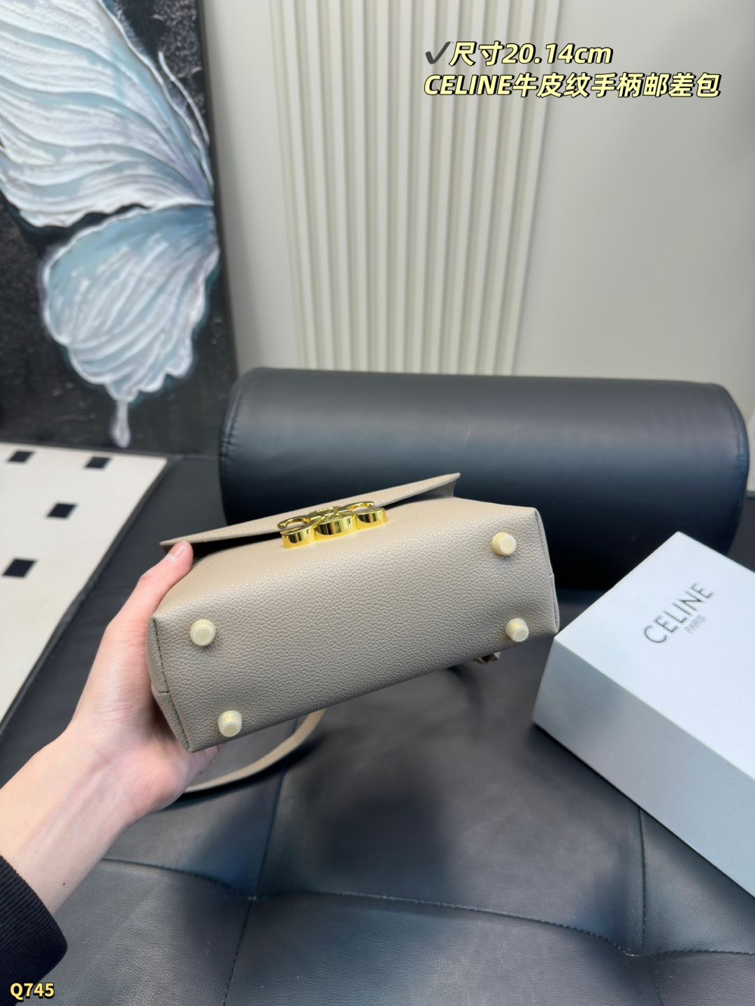 💰175配折叠盒 尺寸20.14cm 赛琳CELINE｜粒面牛皮🤎Teen Nino手柄邮差 TEEN NINO手袋👜采用天然粒面小牛皮材质 触感柔软且保留天然纹理，耐用不易变形 内里为Napa羊皮 搭配金色Triomphe金属锁扣，整体呈现低调奢华的棕褐色 配备顶部短手柄和可拆卸可调肩带 支持手拎、肩背或斜挎多种背法 包内结构包含两个主隔层 两个内贴袋和一个中央拉链袋 兼顾优雅与实用性