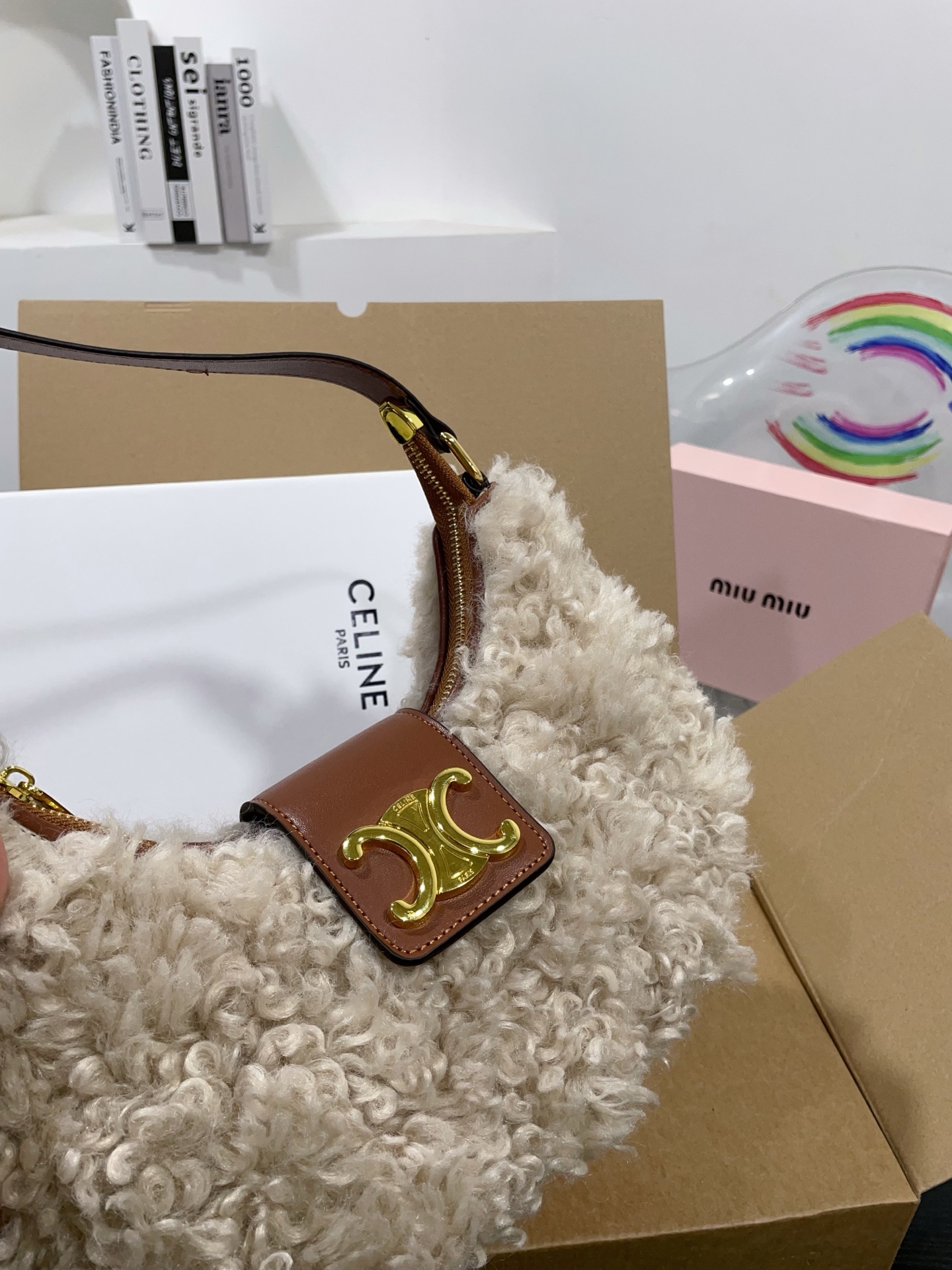 👑💰140💰配盒 赛琳原版羊羔毛hobo 红红火火恍恍惚惚出街啦~ 搭配衣服真的吼吼看~一秒时尚感千金风拉满红色也很显眼,好多场合都可以搭配 张元英同款~~~ 尺寸25cm