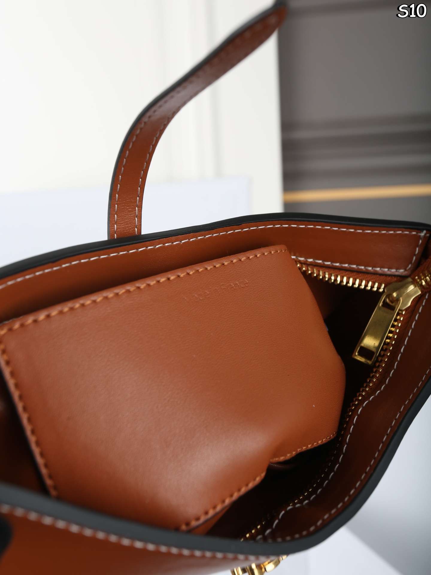 P120 折叠盒 CELINE赛琳 TINA 腋下包 单肩包 巨百搭的小包！巨好看！ 纤巧利落，规整有型 新款超薄单肩包，时尚感满满，有同名Tina的美眉来收了属于自己的包吗 尺寸：25&times;13