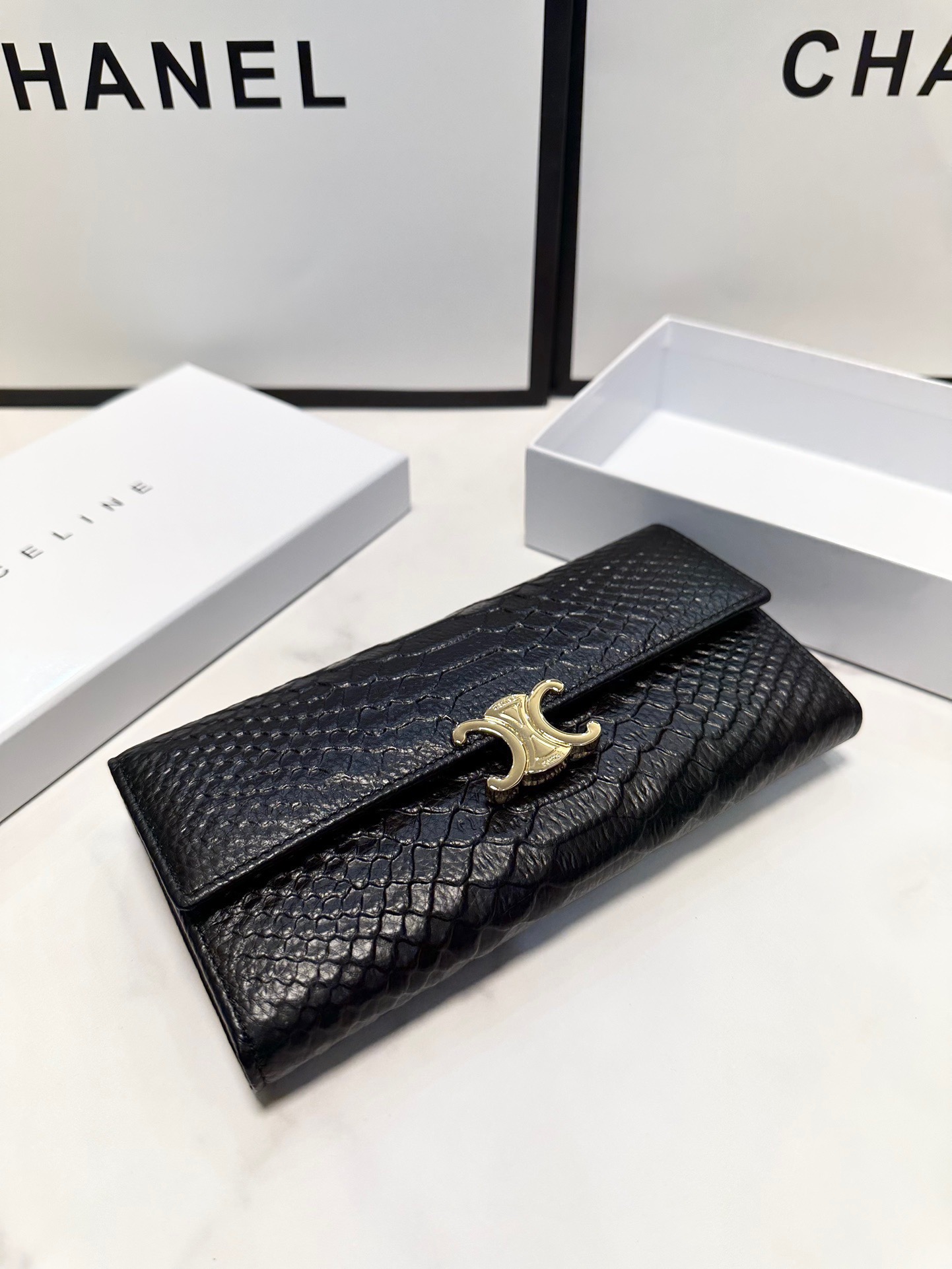 P95🎀🎀颜色 黑🎀尺寸 19x10🎀赛琳爆款牛皮两折钱包🔥款式经典做工精细耐磨耐用手感极佳❤️