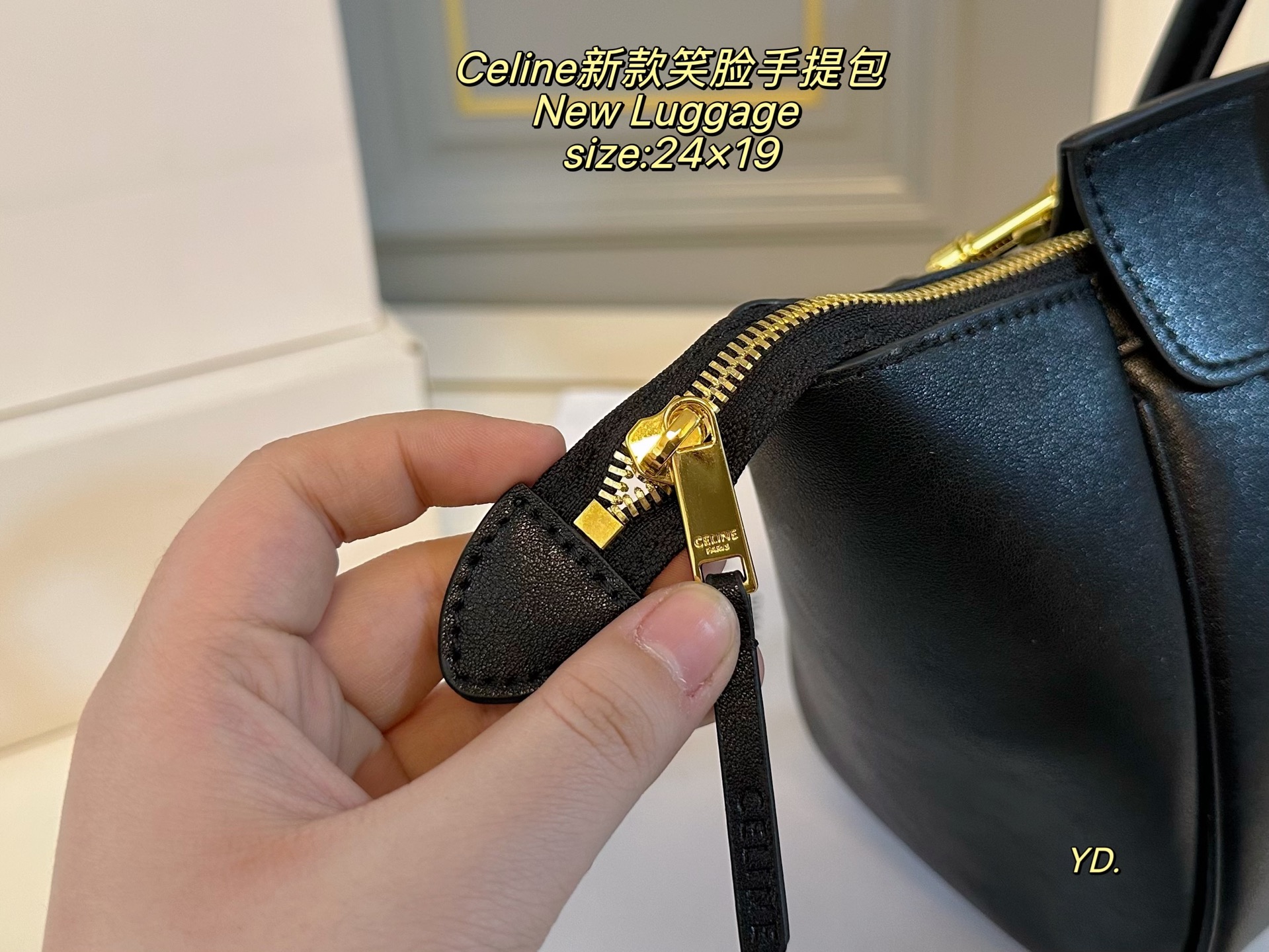 P240（折叠盒） size：24&times;19 Celine 赛琳新款New Luggage笑脸😊手提包💕 赛琳的luggage系列， 也就是我们俗称的笑脸包， 皮质细腻，时尚百搭 配有长肩带，🉑斜挎可手提 精致的缝线工艺使轮廓更加流畅自如