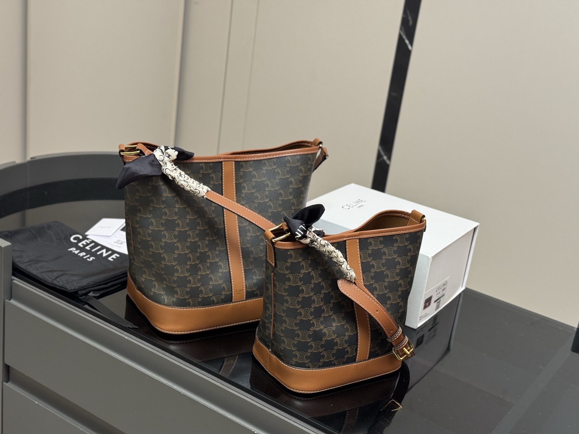 &yen;160 &yen;150 配折叠盒 size：25*27cm 18.22cm Celine 赛琳水桶包 这谁抵得住啊！ 一年四季都可以用的水桶！ 一直很喜欢老花的包 老花色经典极搭！ 颜值超级在线哦