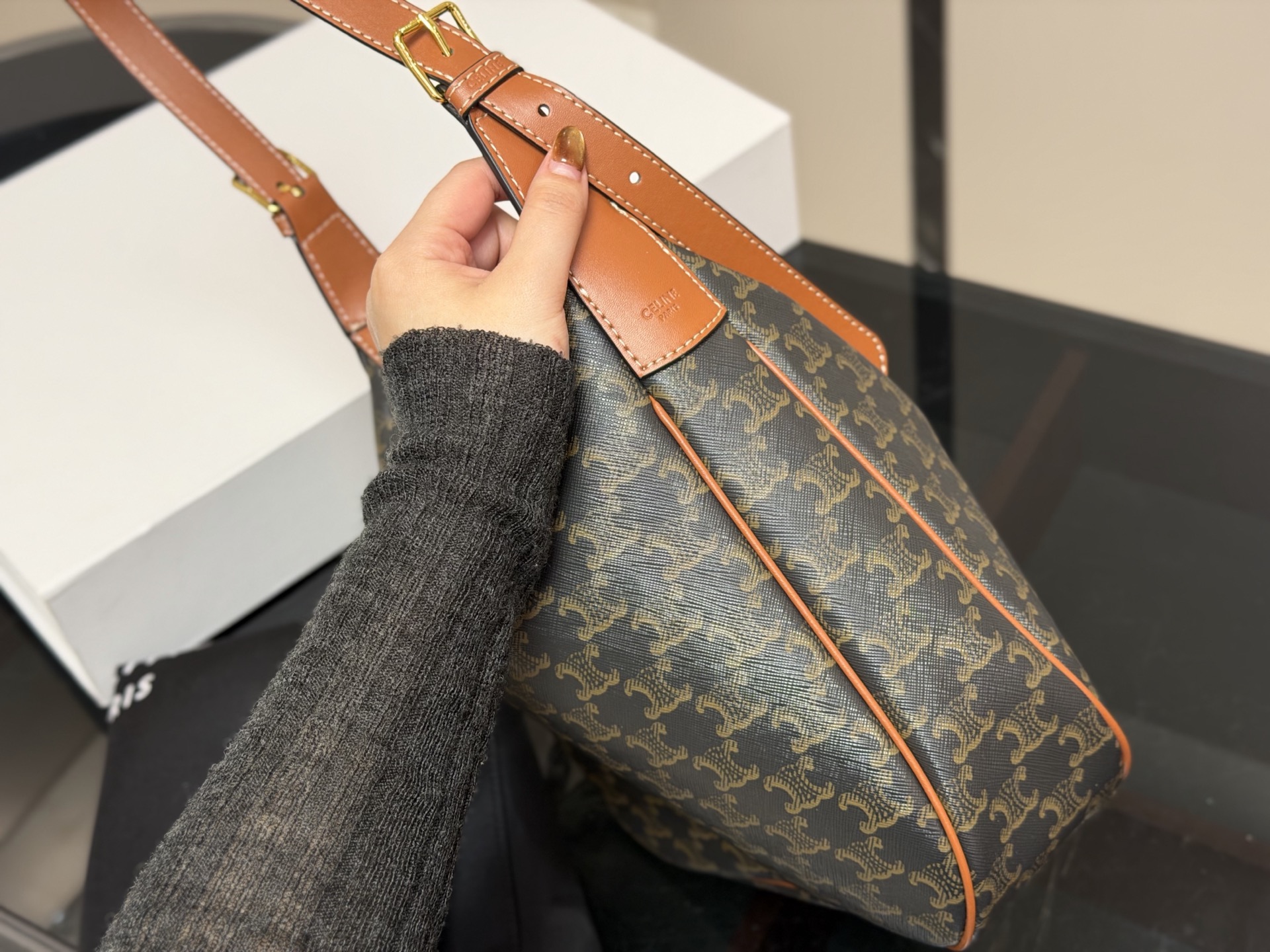 &yen;185 配折叠盒 size：29.27cm celine 赛琳新品发布hobo腋下托特 延续凯旋门 复古斜挎 ， 耐看经典一点都不老