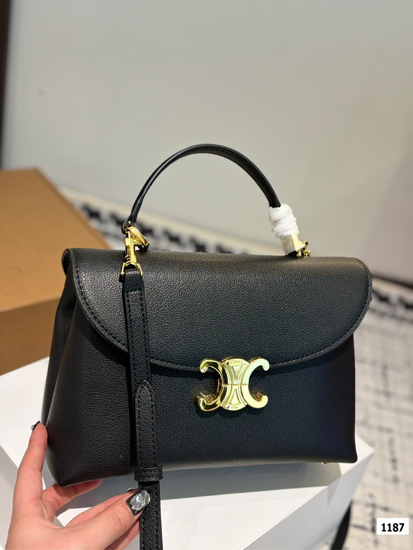 P185-p175 配盒子 Celine一眼心动V赛琳最新款凯旋门] 赛琳最新款凯旋门手提包 长方形的轮廓复古感满满~ 随便穿什么搭配这个包都是高级风 尺寸：25 18 20 14